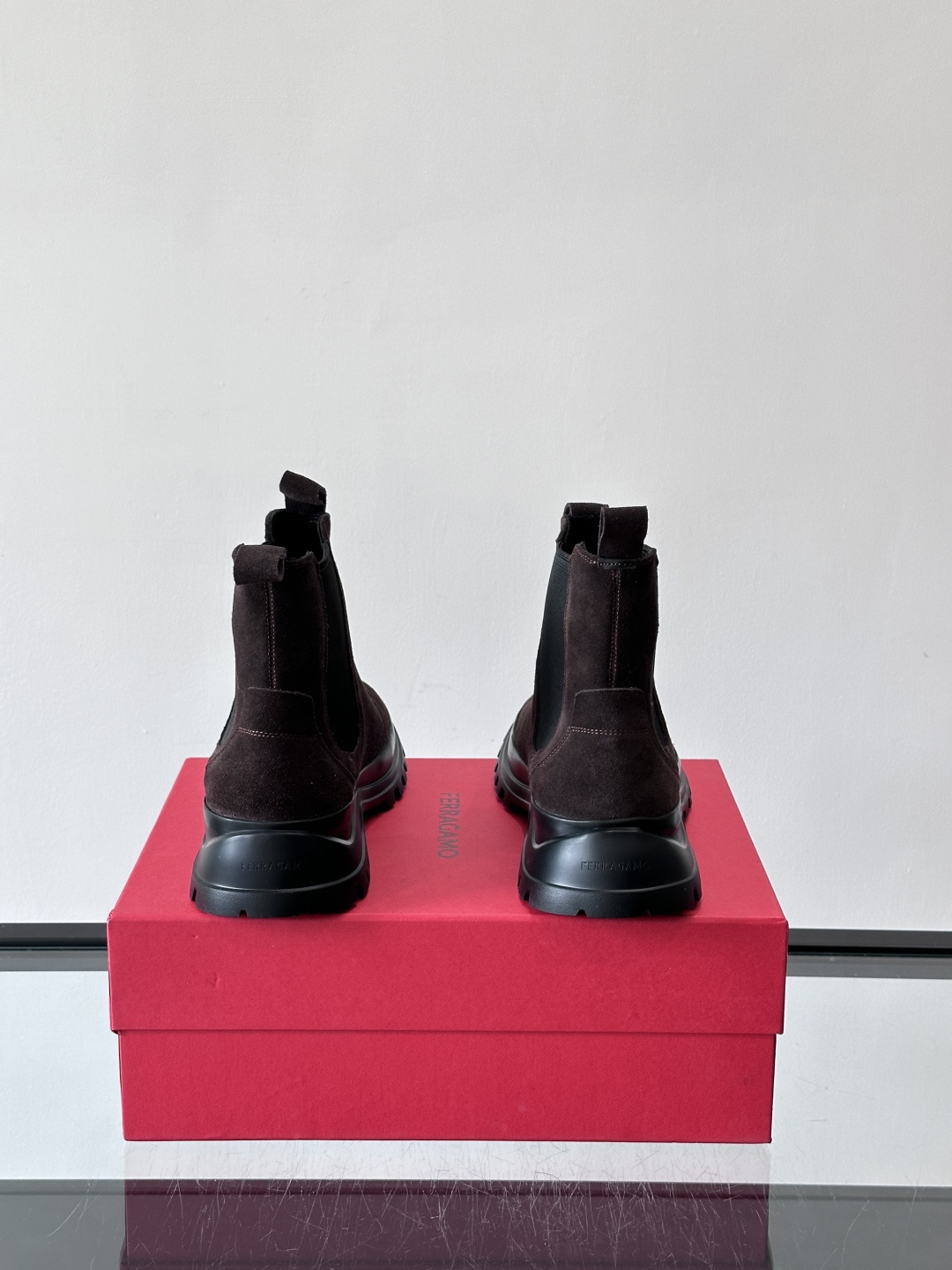 FERRAGAMO切尔西靴，超A这款切尔西鞋 配有厚大底，极简主义设计散发充满现代感的迷人魅力。进口皮面