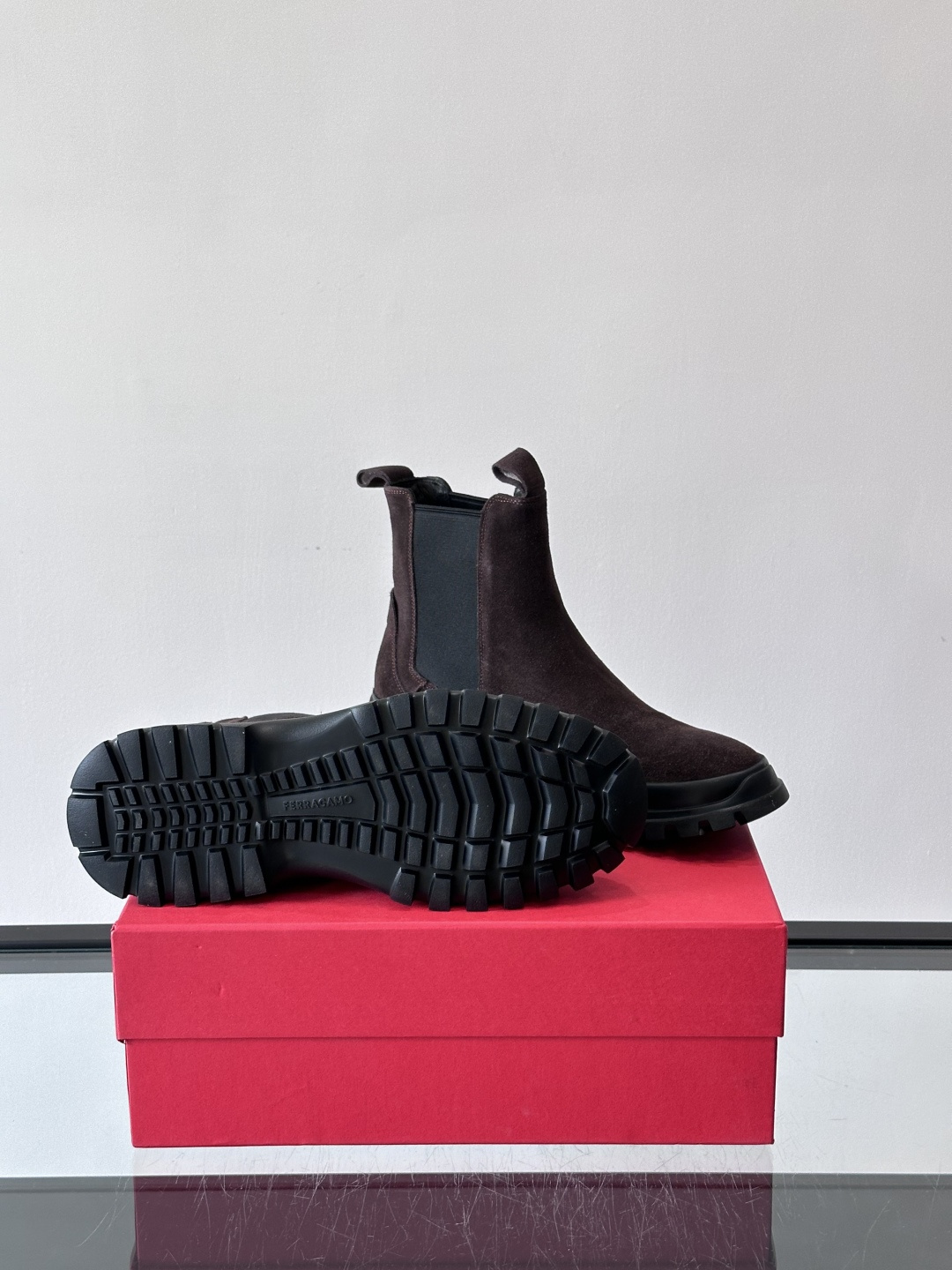 FERRAGAMO切尔西靴，超A这款切尔西鞋 配有厚大底，极简主义设计散发充满现代感的迷人魅力。进口皮面