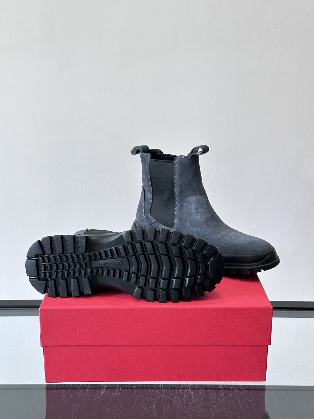 FERRAGAMO切尔西靴，超A这款切尔西鞋 配有厚大底，极简主义设计散发充满现代感的迷人魅力。进口皮面