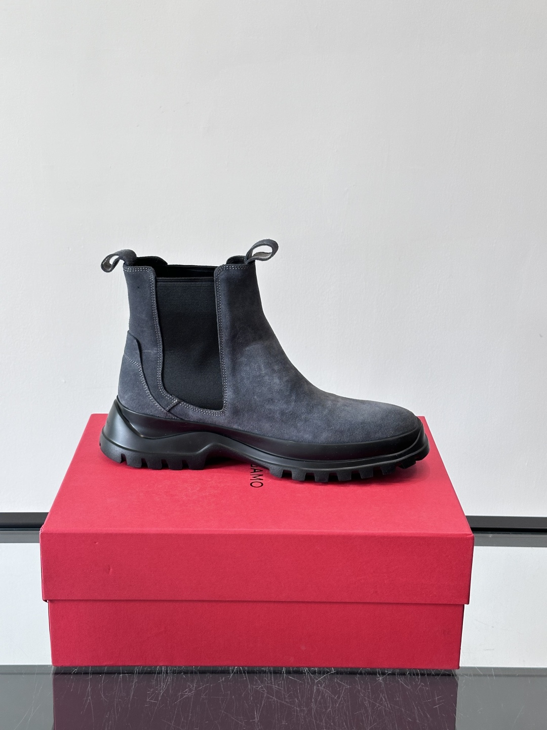 FERRAGAMO切尔西靴，超A这款切尔西鞋 配有厚大底，极简主义设计散发充满现代感的迷人魅力。进口皮面