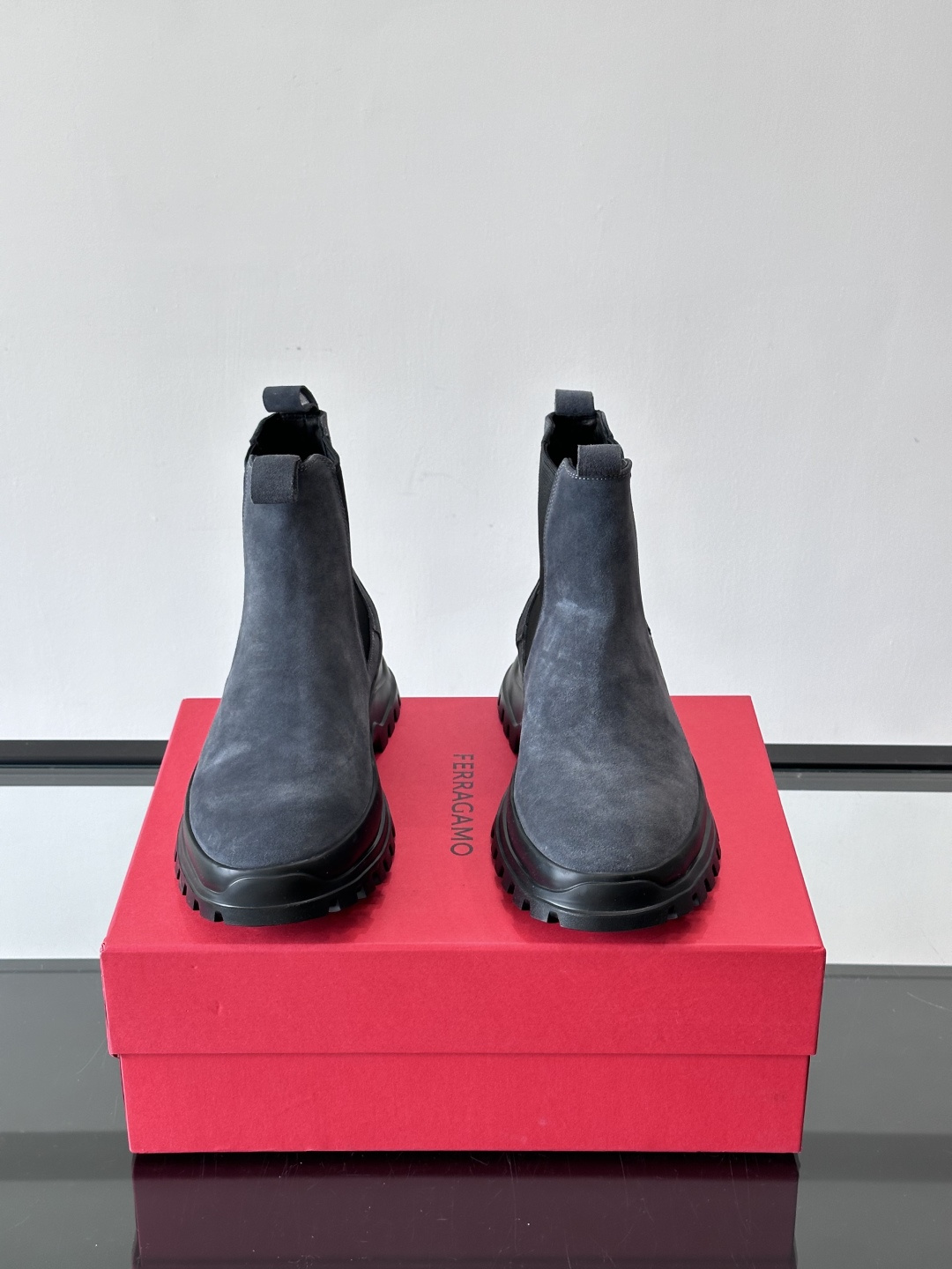 FERRAGAMO切尔西靴，超A这款切尔西鞋 配有厚大底，极简主义设计散发充满现代感的迷人魅力。进口皮面