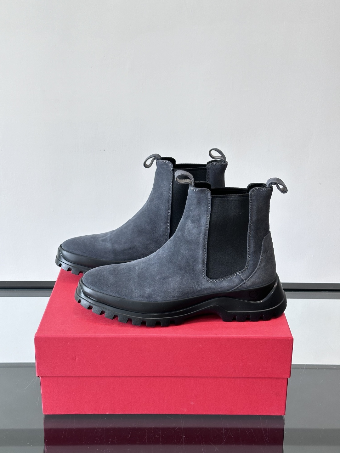 FERRAGAMO切尔西靴，超A这款切尔西鞋 配有厚大底，极简主义设计散发充满现代感的迷人魅力。进口皮面