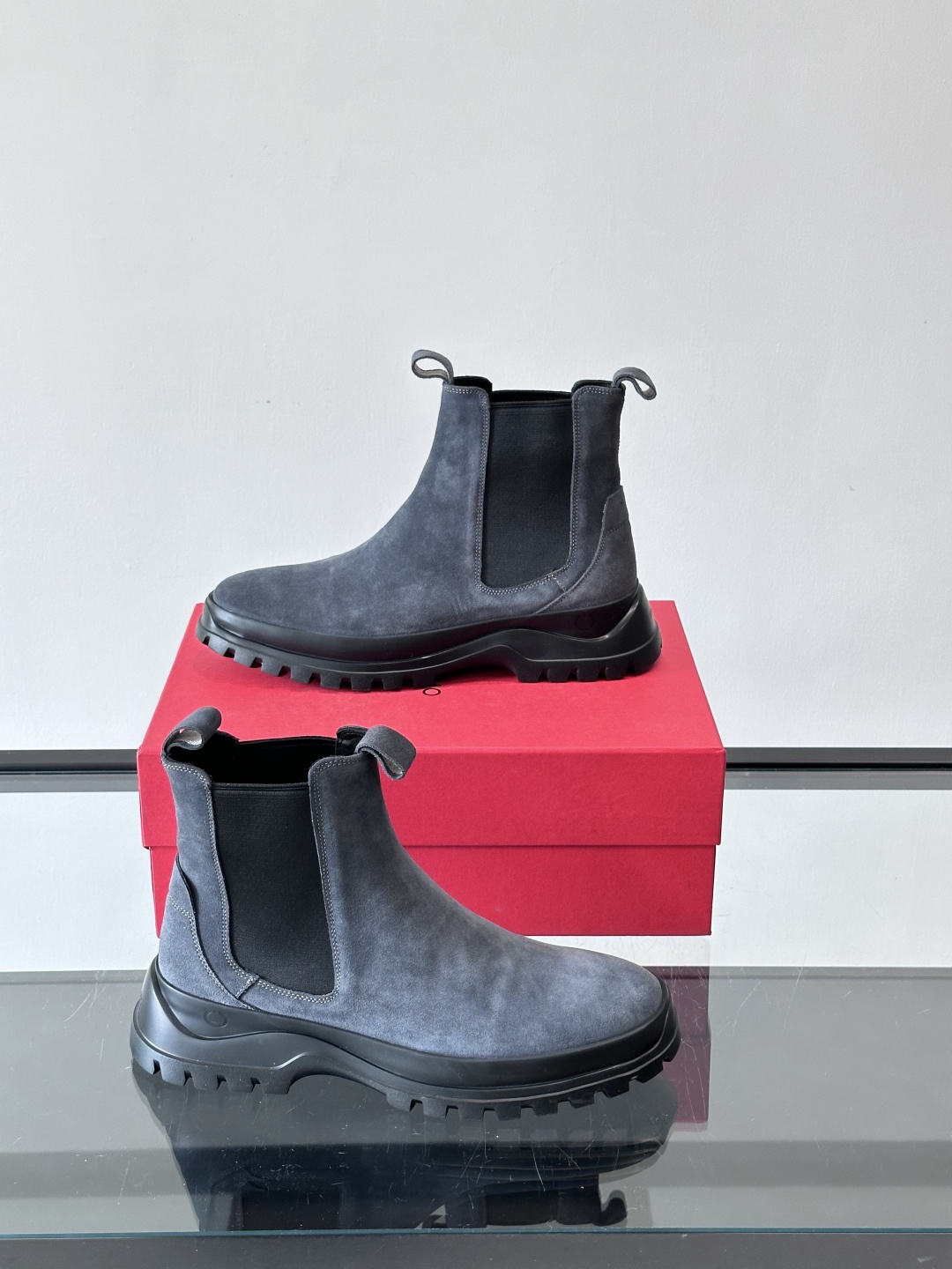 FERRAGAMO切尔西靴，超A这款切尔西鞋 配有厚大底，极简主义设计散发充满现代感的迷人魅力。进口皮面