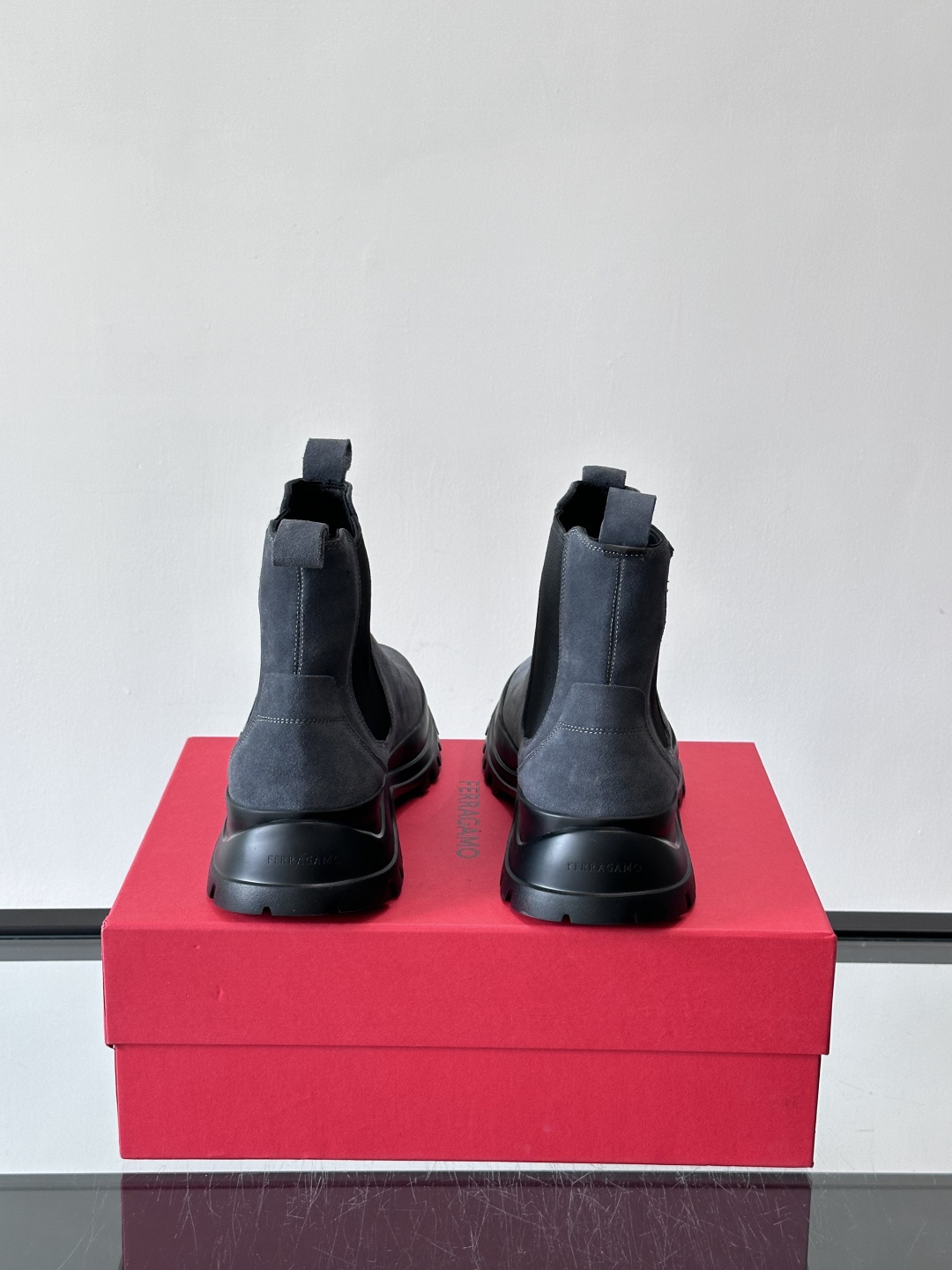 FERRAGAMO切尔西靴，超A这款切尔西鞋 配有厚大底，极简主义设计散发充满现代感的迷人魅力。进口皮面