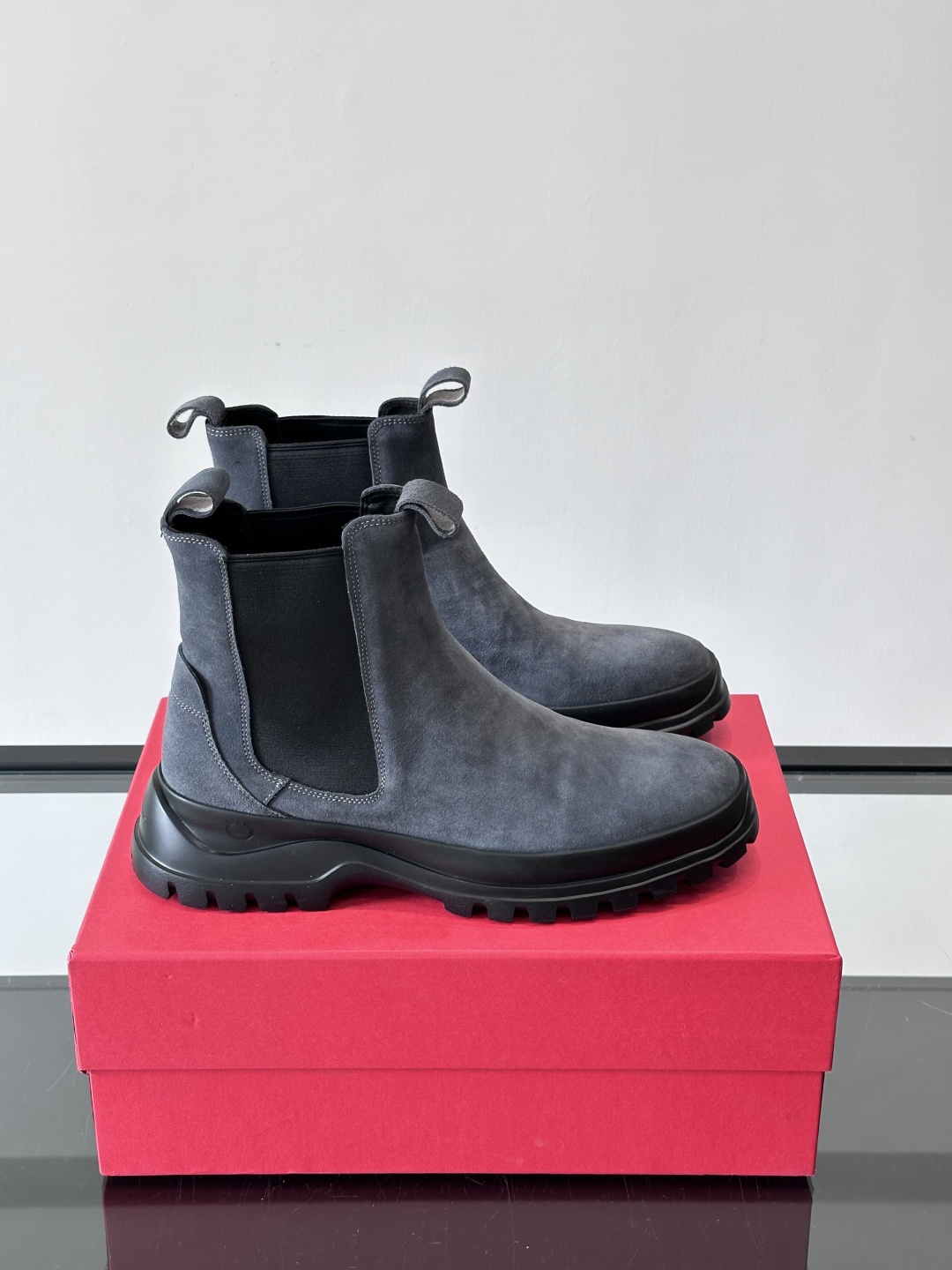 FERRAGAMO切尔西靴，超A这款切尔西鞋 配有厚大底，极简主义设计散发充满现代感的迷人魅力。进口皮面