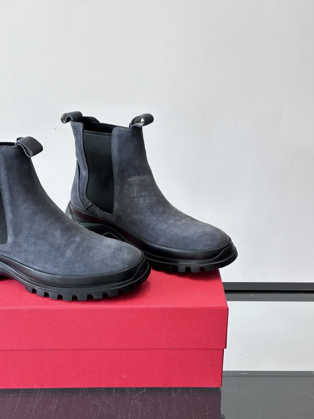 FERRAGAMO切尔西靴，超A这款切尔西鞋 配有厚大底，极简主义设计散发充满现代感的迷人魅力。进口皮面