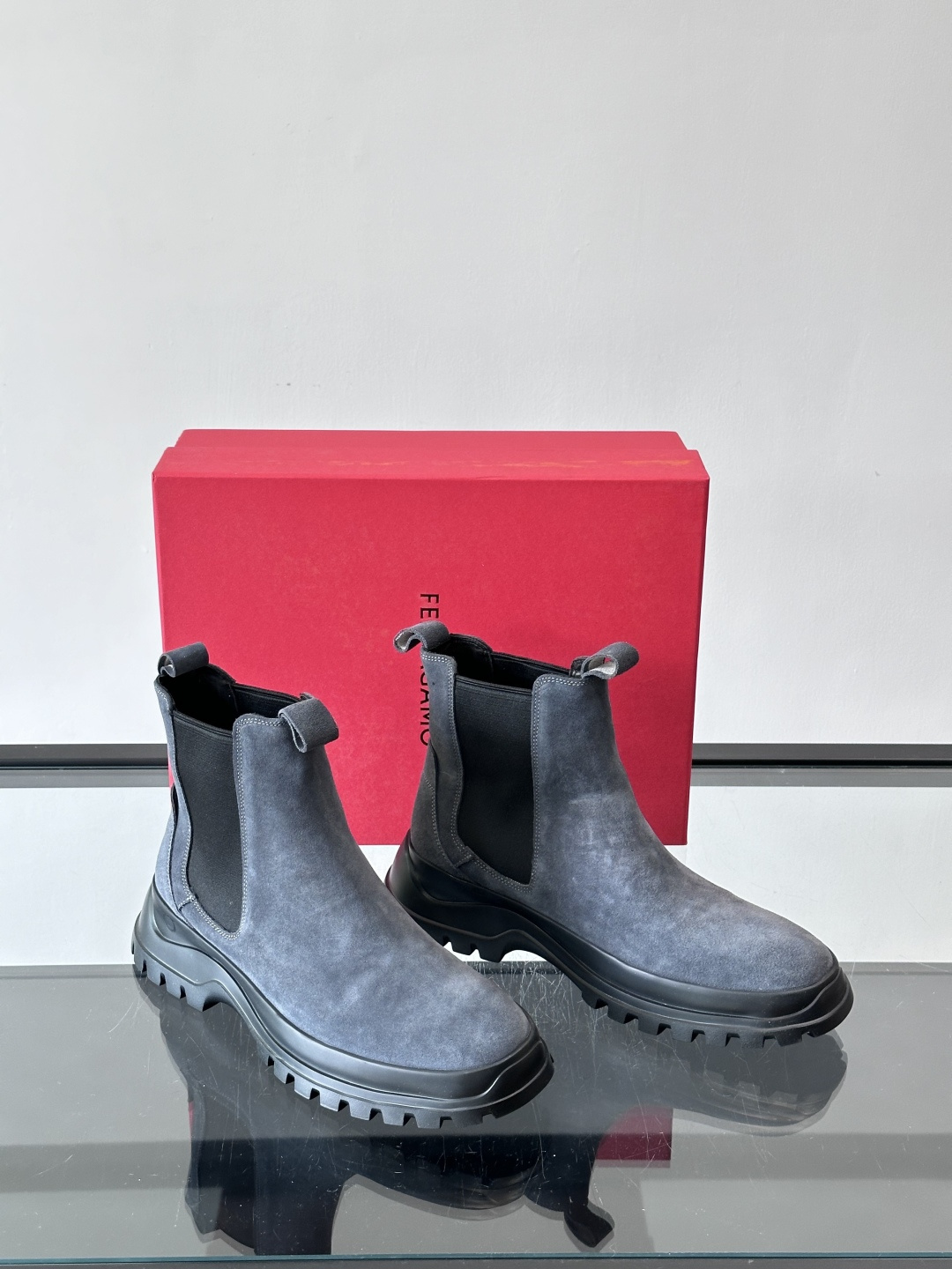 FERRAGAMO切尔西靴，超A这款切尔西鞋 配有厚大底，极简主义设计散发充满现代感的迷人魅力。进口皮面