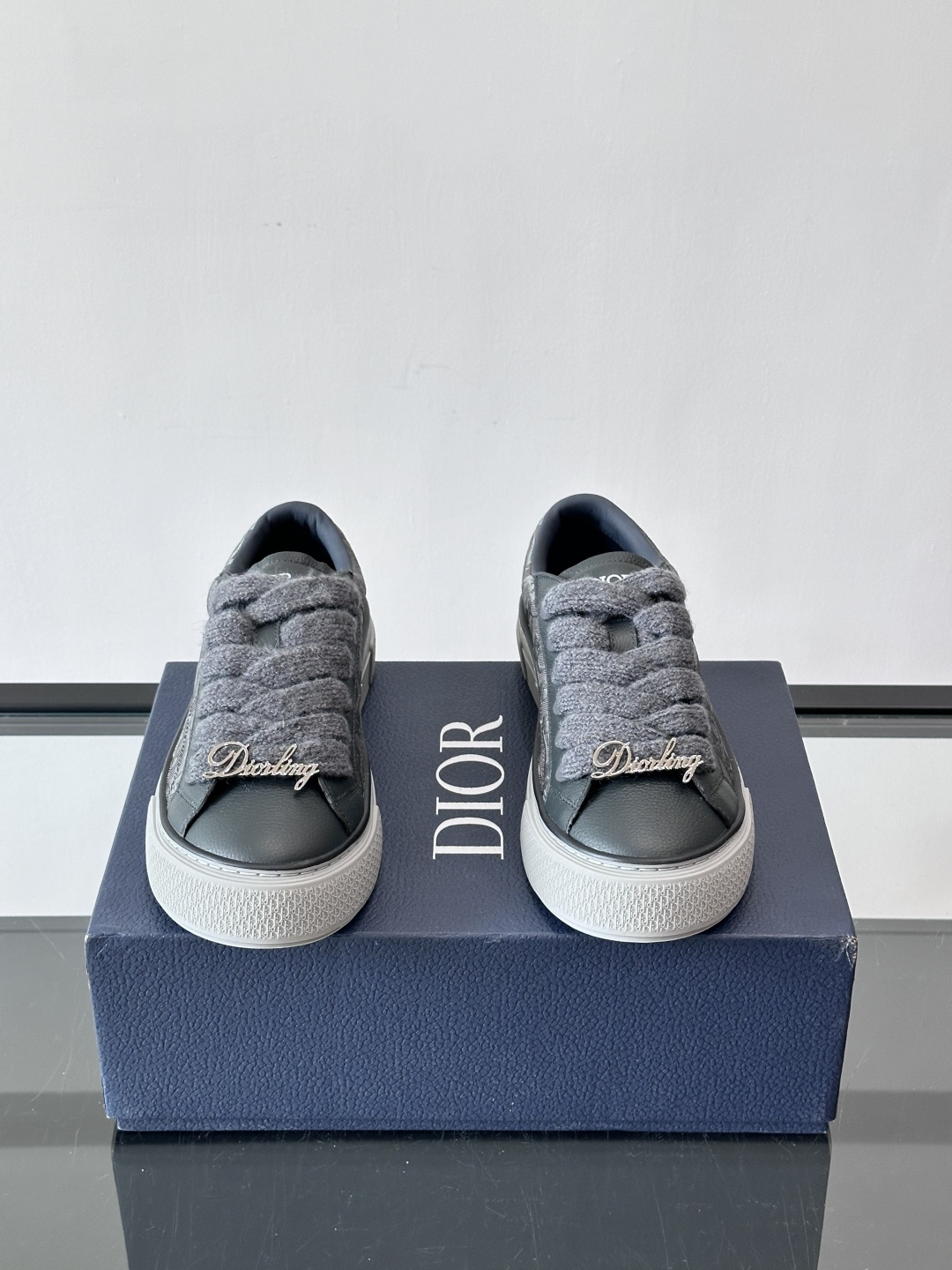 Dio～r 🆕这款 B33 运动鞋全新演绎经典的网球鞋，时尚廓形突显厚重质感。采用牛皮革精心制作，饰以 