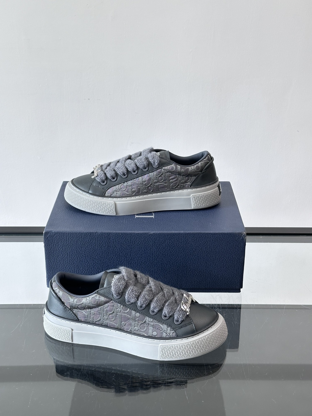 Dio～r 🆕这款 B33 运动鞋全新演绎经典的网球鞋，时尚廓形突显厚重质感。采用牛皮革精心制作，饰以 