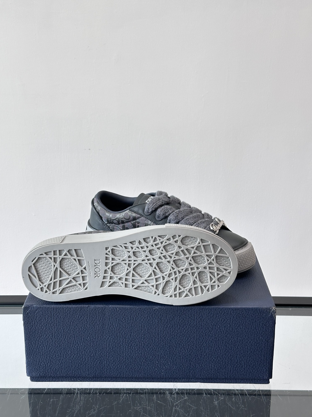Dio～r 🆕这款 B33 运动鞋全新演绎经典的网球鞋，时尚廓形突显厚重质感。采用牛皮革精心制作，饰以 