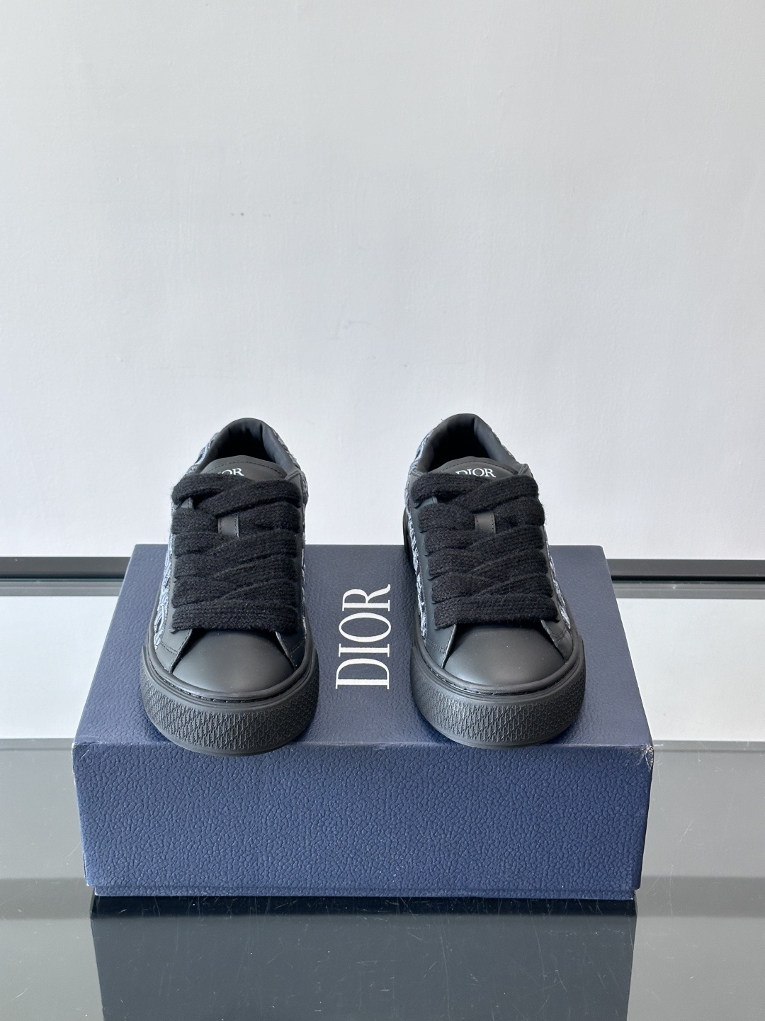 Dio～r 🆕这款 B33 运动鞋全新演绎经典的网球鞋，时尚廓形突显厚重质感。采用牛皮革精心制作，饰以 