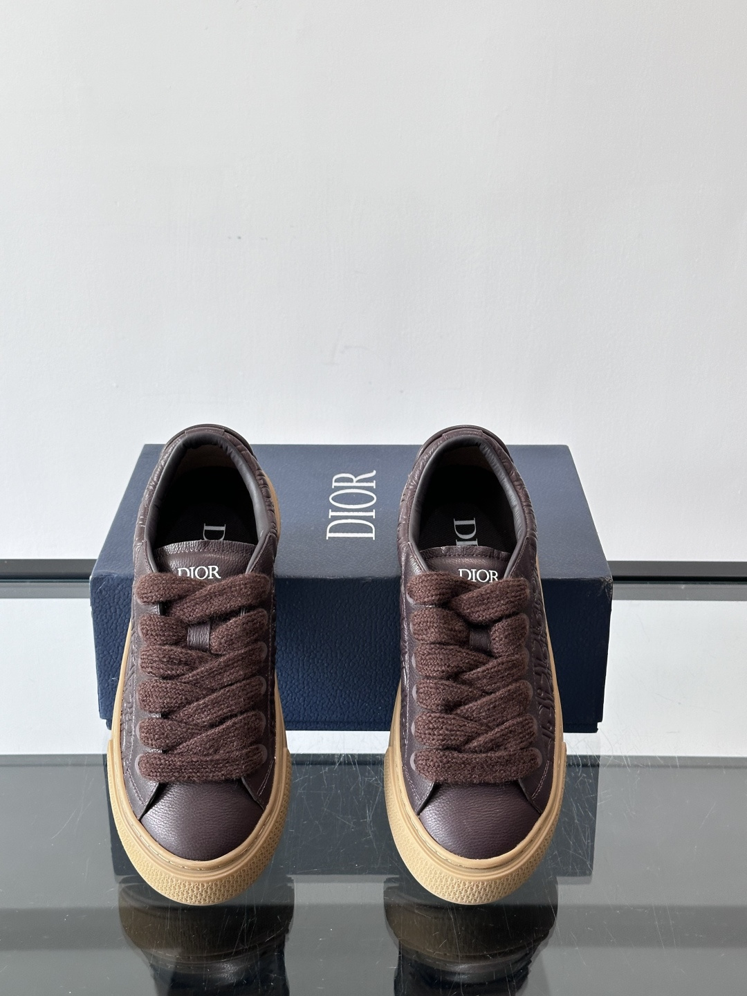 Dio～r 🆕这款 B33 运动鞋全新演绎经典的网球鞋，时尚廓形突显厚重质感。采用牛皮革精心制作，饰以 