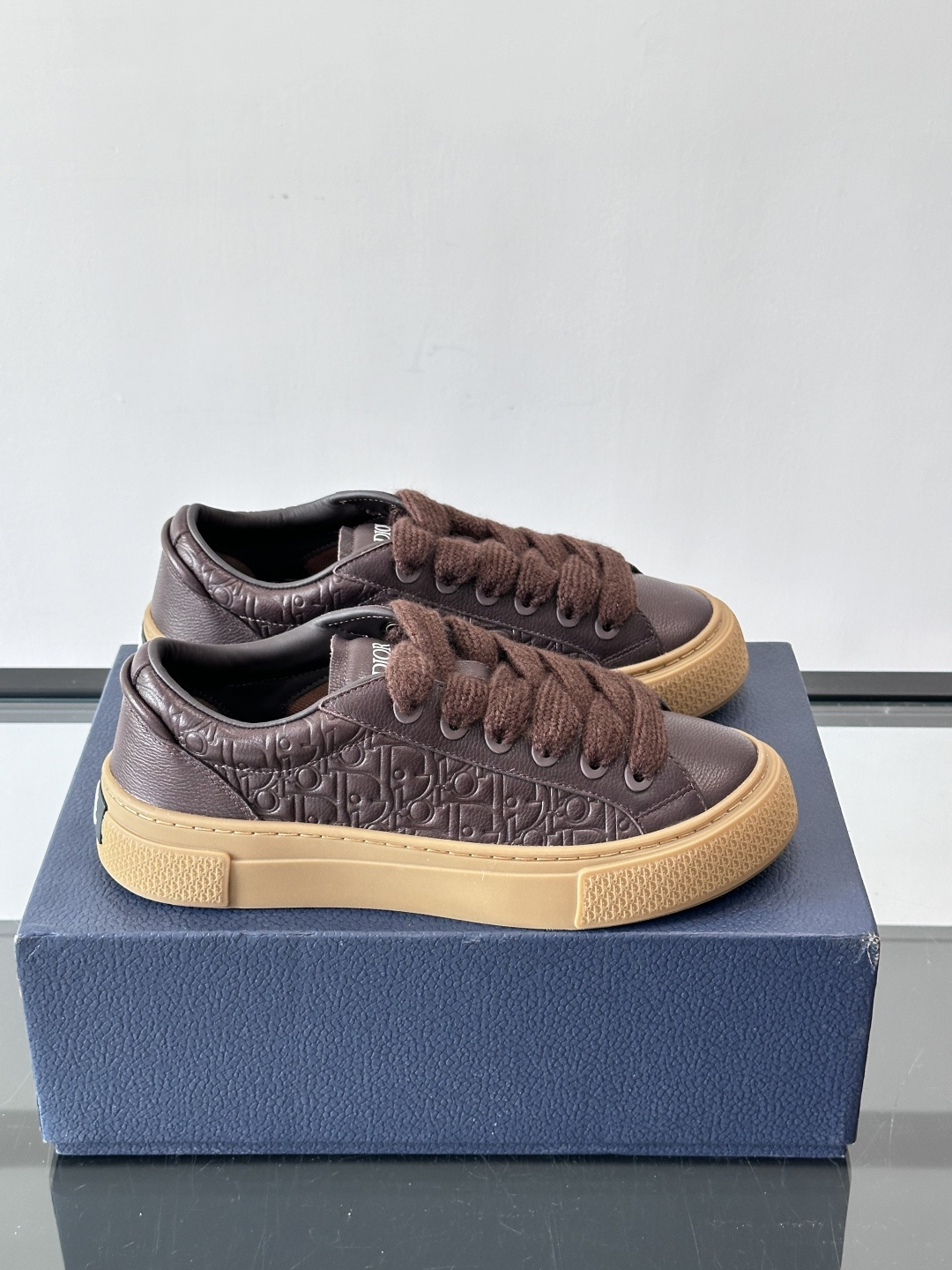 Dio～r 🆕这款 B33 运动鞋全新演绎经典的网球鞋，时尚廓形突显厚重质感。采用牛皮革精心制作，饰以 