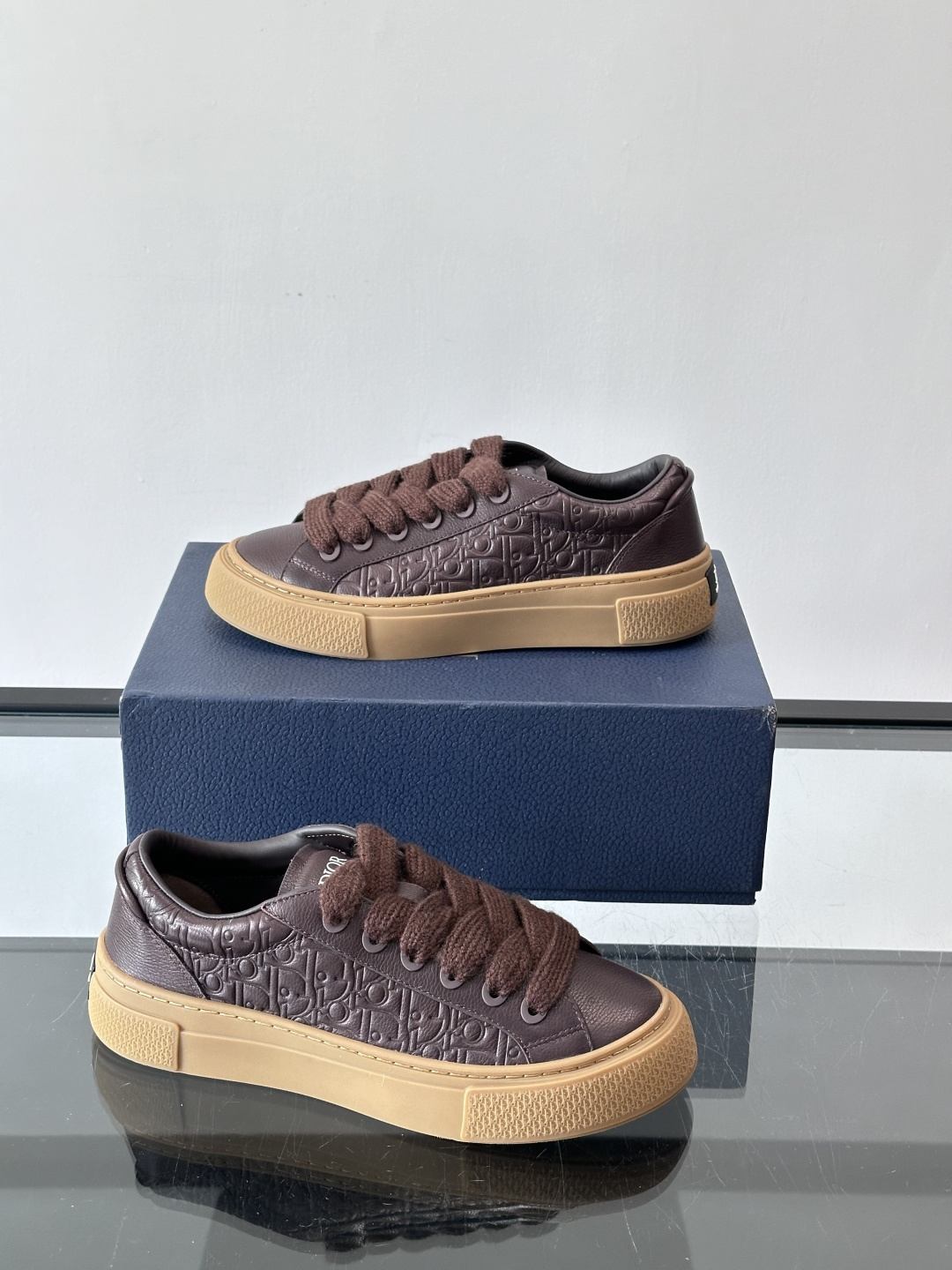 Dio～r 🆕这款 B33 运动鞋全新演绎经典的网球鞋，时尚廓形突显厚重质感。采用牛皮革精心制作，饰以 