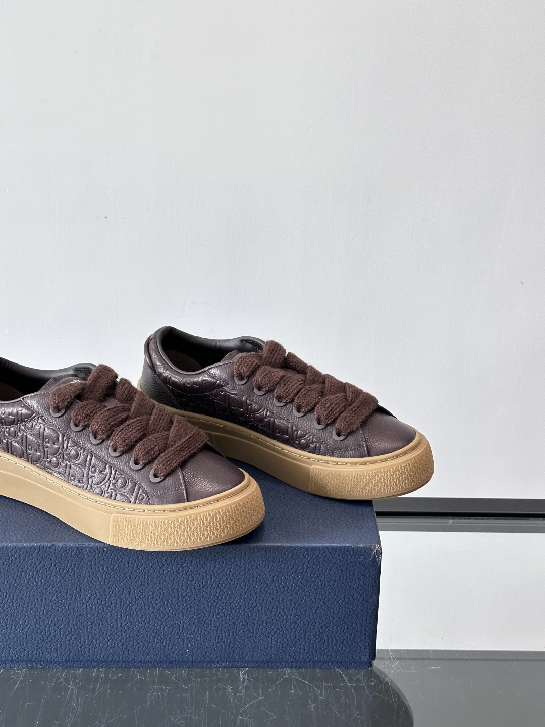 Dio～r 🆕这款 B33 运动鞋全新演绎经典的网球鞋，时尚廓形突显厚重质感。采用牛皮革精心制作，饰以 