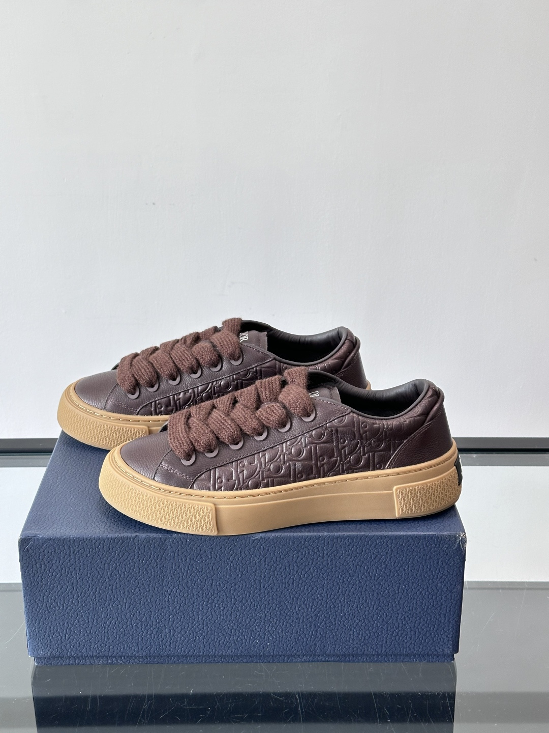 Dio～r 🆕这款 B33 运动鞋全新演绎经典的网球鞋，时尚廓形突显厚重质感。采用牛皮革精心制作，饰以 