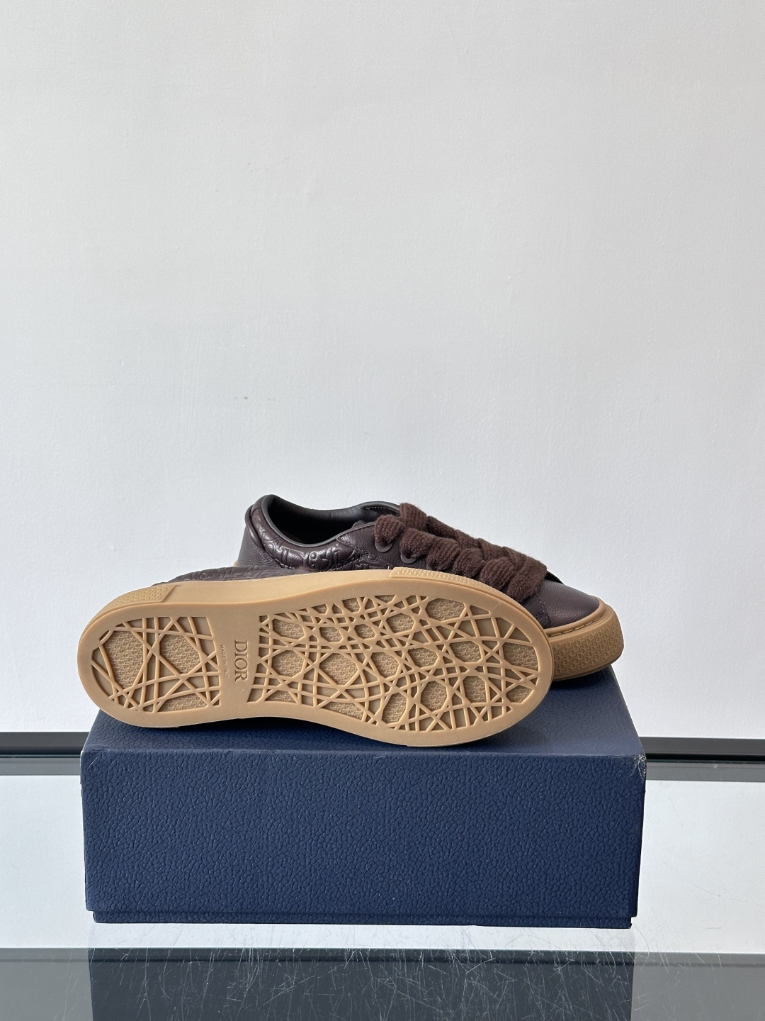 Dio～r 🆕这款 B33 运动鞋全新演绎经典的网球鞋，时尚廓形突显厚重质感。采用牛皮革精心制作，饰以 