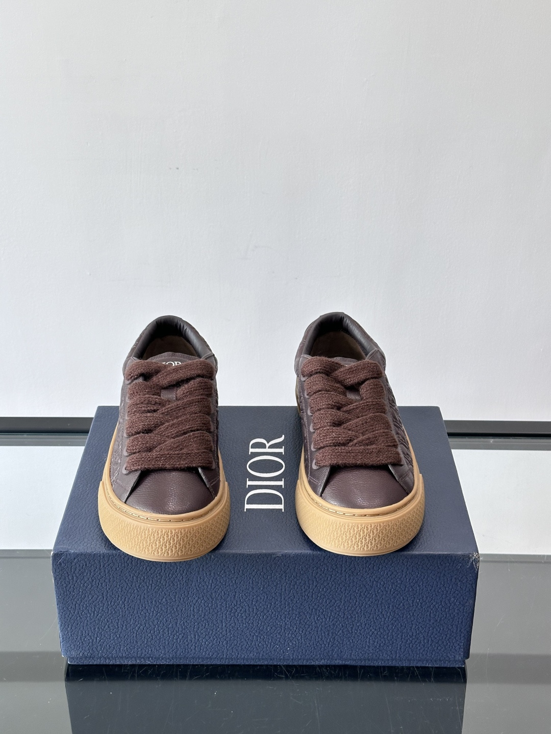 Dio～r 🆕这款 B33 运动鞋全新演绎经典的网球鞋，时尚廓形突显厚重质感。采用牛皮革精心制作，饰以 