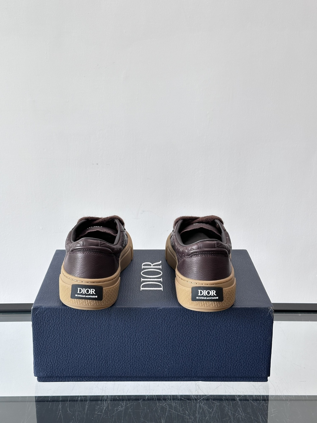 Dio～r 🆕这款 B33 运动鞋全新演绎经典的网球鞋，时尚廓形突显厚重质感。采用牛皮革精心制作，饰以 