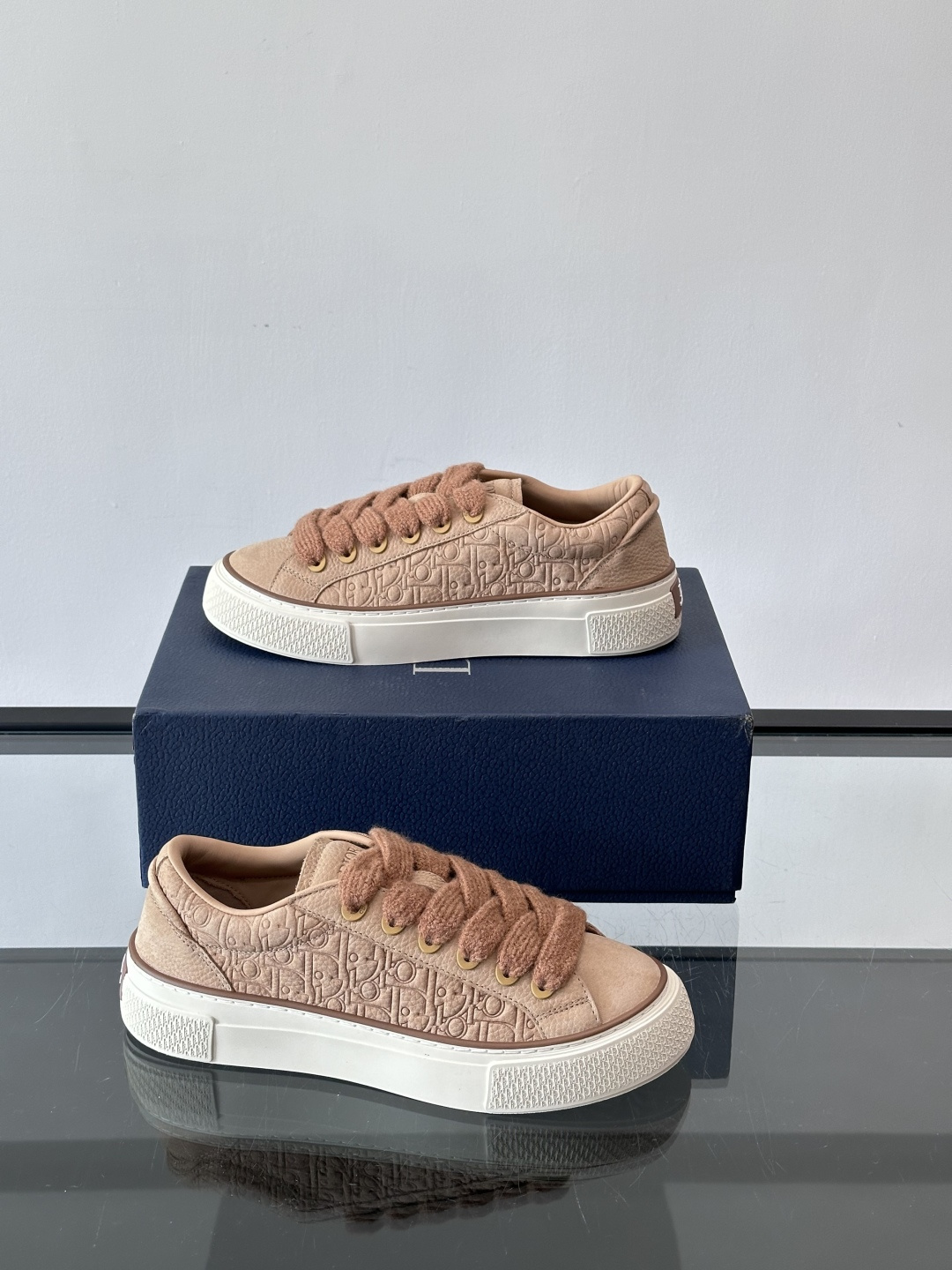 Dio～r 🆕这款 B33 运动鞋全新演绎经典的网球鞋，时尚廓形突显厚重质感。采用牛皮革精心制作，饰以 