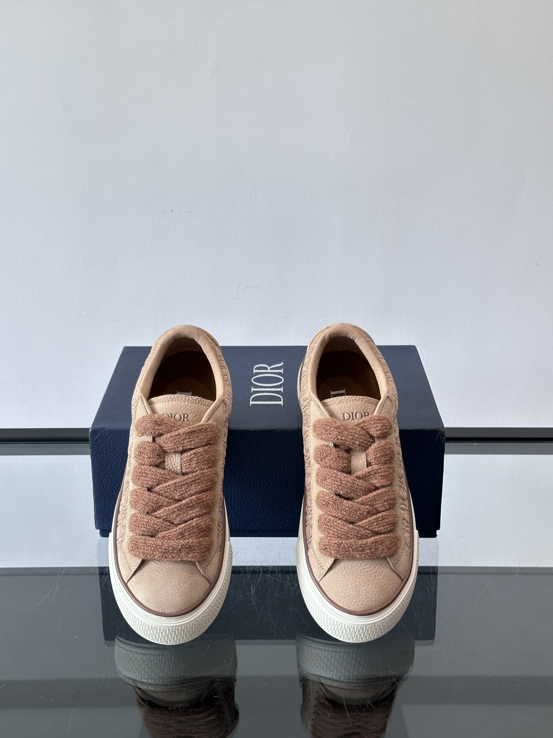 Dio～r 🆕这款 B33 运动鞋全新演绎经典的网球鞋，时尚廓形突显厚重质感。采用牛皮革精心制作，饰以 