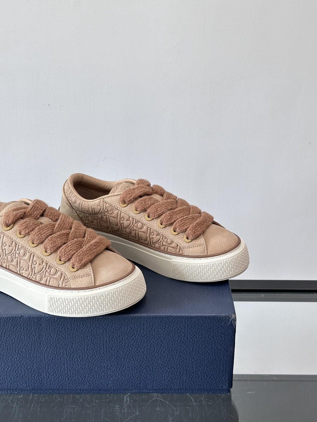 Dio～r 🆕这款 B33 运动鞋全新演绎经典的网球鞋，时尚廓形突显厚重质感。采用牛皮革精心制作，饰以 