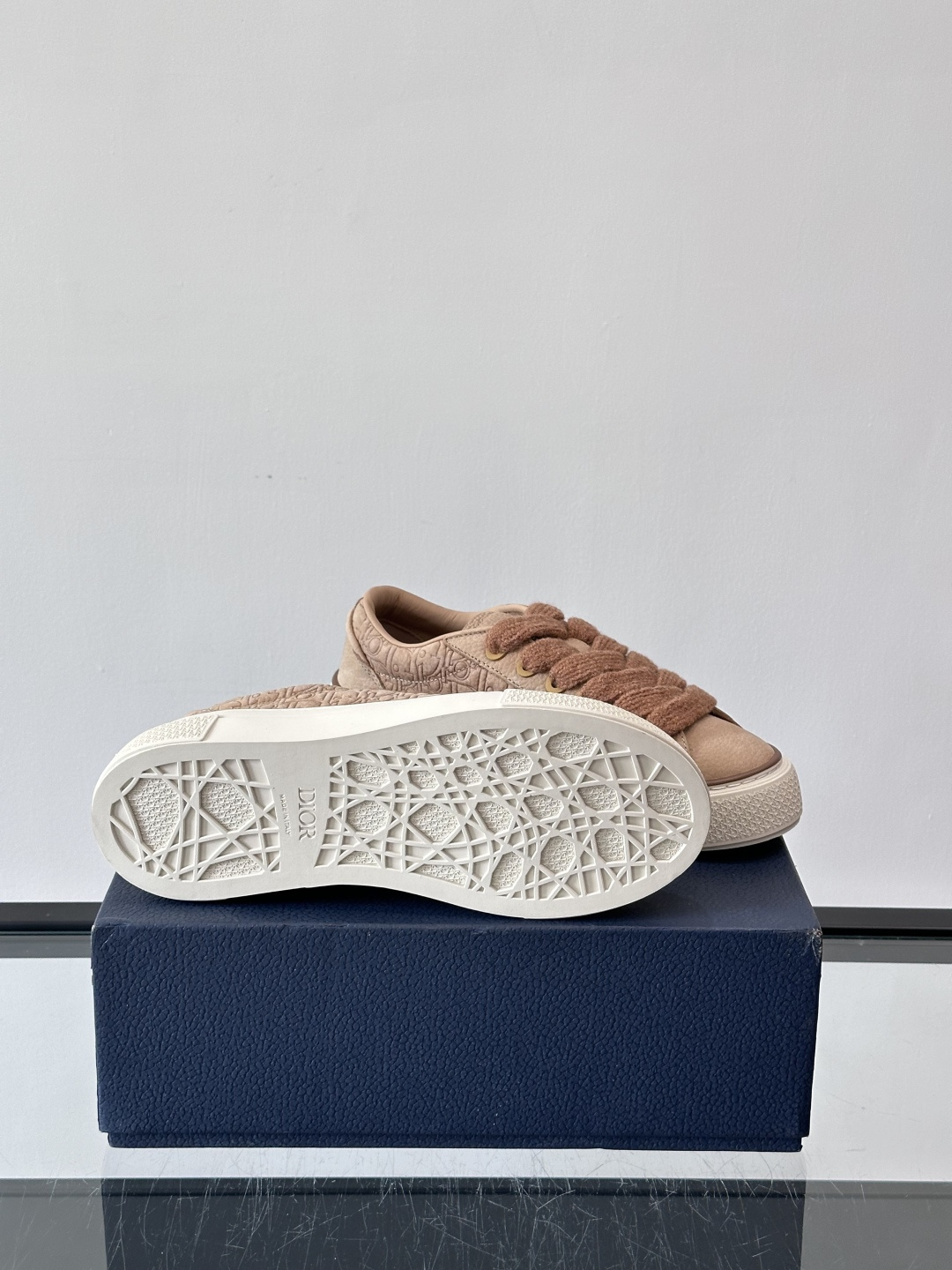 Dio～r 🆕这款 B33 运动鞋全新演绎经典的网球鞋，时尚廓形突显厚重质感。采用牛皮革精心制作，饰以 