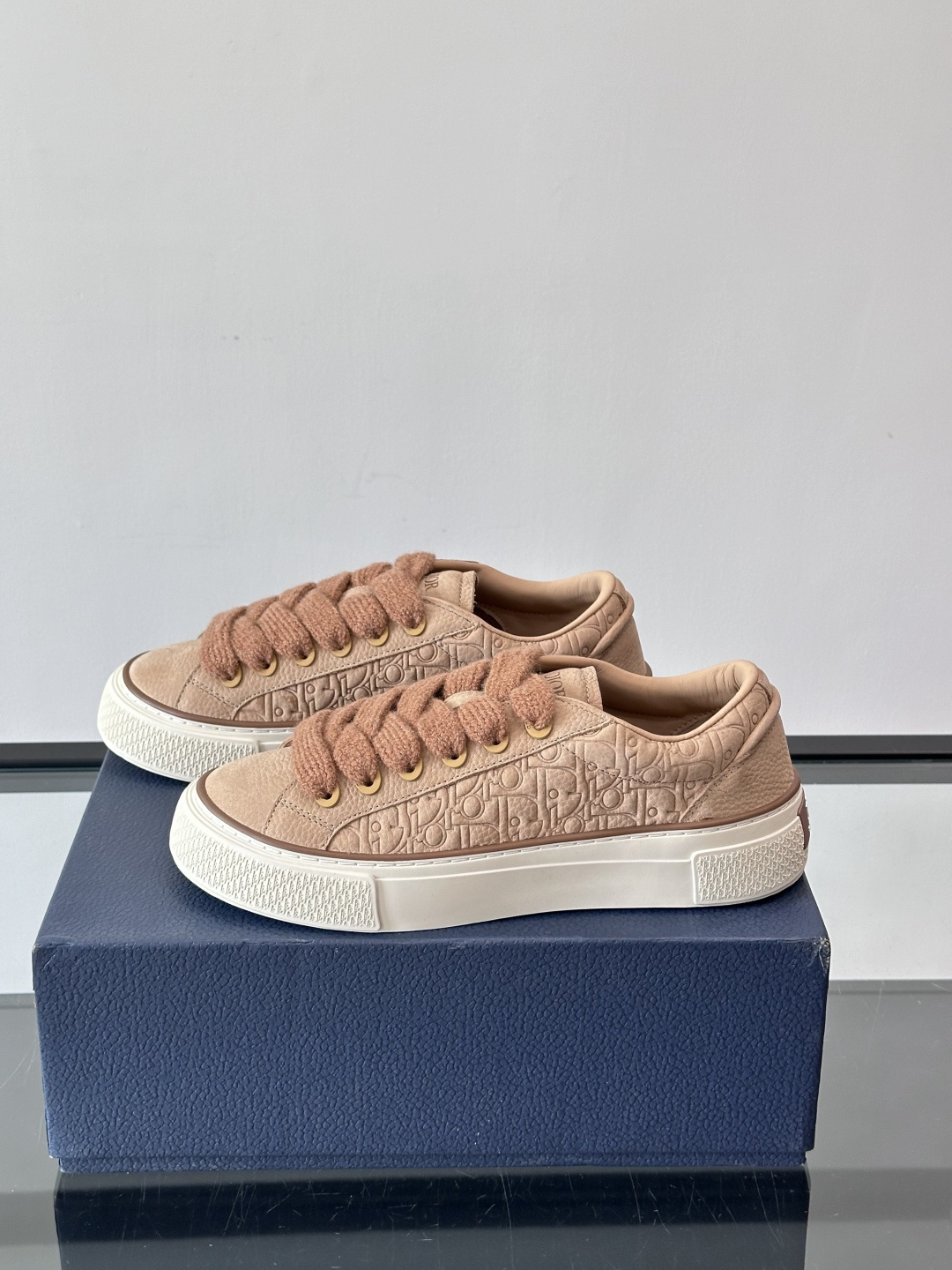 Dio～r 🆕这款 B33 运动鞋全新演绎经典的网球鞋，时尚廓形突显厚重质感。采用牛皮革精心制作，饰以 