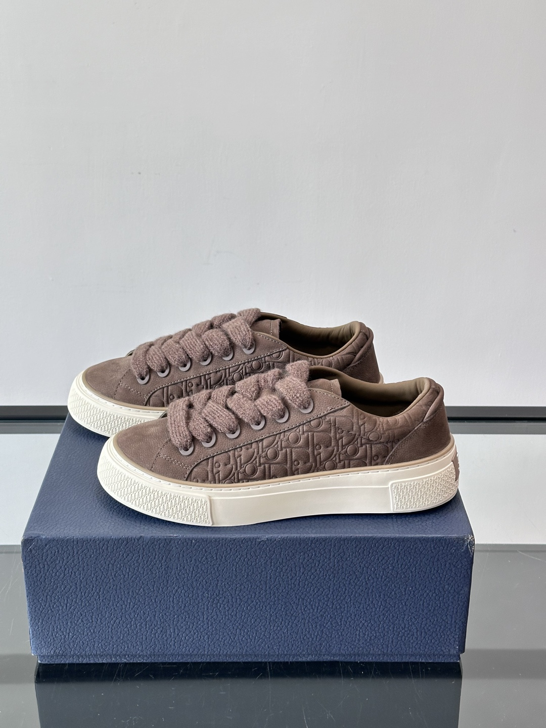 Dio～r 🆕这款 B33 运动鞋全新演绎经典的网球鞋，时尚廓形突显厚重质感。采用牛皮革精心制作，饰以 