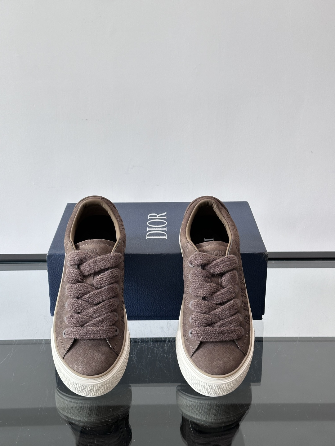 Dio～r 🆕这款 B33 运动鞋全新演绎经典的网球鞋，时尚廓形突显厚重质感。采用牛皮革精心制作，饰以 