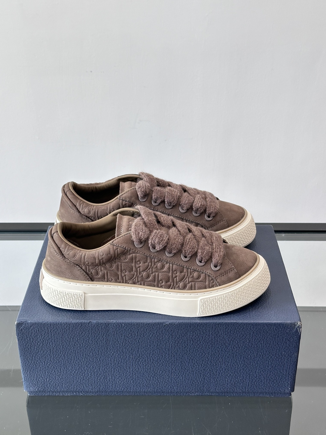 NO:575605,Dio~r's B33 sneakers are a new take on a classic tennis shoe, with a modern silhouette that emphasizes chunky texture. Crafted from calf leather and embellished with the Oblique print, they are unique with a padded tongue embellished with the Dior signature, wide mohair laces and tonal brass eyelets with a matte finish. Oblique print-effect rubber sole with contrasting Dior 30 Avenue Montaigne on the rear.  The logo enhances style. It can add fashionable temperament to casual looks. Yuan, Size39-44 (customized at 38.45.46), Dior casual shoes, dior, sneakers, cowhide19860909Dio～r 这款 B33 运动鞋全新演绎经典的网球鞋,时尚廓形突显厚重质感.采用牛皮革精心制作,饰以 Oblique 印花,搭配饰以 Dior 标志的加垫鞋舌、马海毛宽鞋带和哑光饰面同色调黄铜孔眼,别具一格.Oblique 印花效果橡胶鞋底,后侧饰以对比鲜明的 Dior 30 Avenue Montaigne 标志提升格调.可为休闲造型增添时尚气质. 元,Size39-44（38.45.46定做）,Dior休闲鞋,dior,sneakers,cowhide,Men's shoes