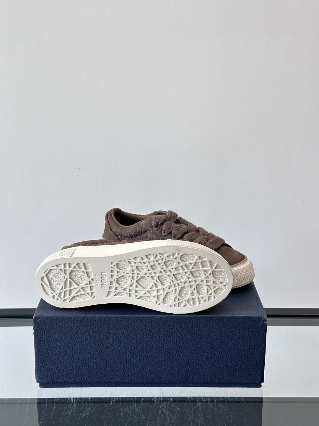 Dio～r 🆕这款 B33 运动鞋全新演绎经典的网球鞋，时尚廓形突显厚重质感。采用牛皮革精心制作，饰以 