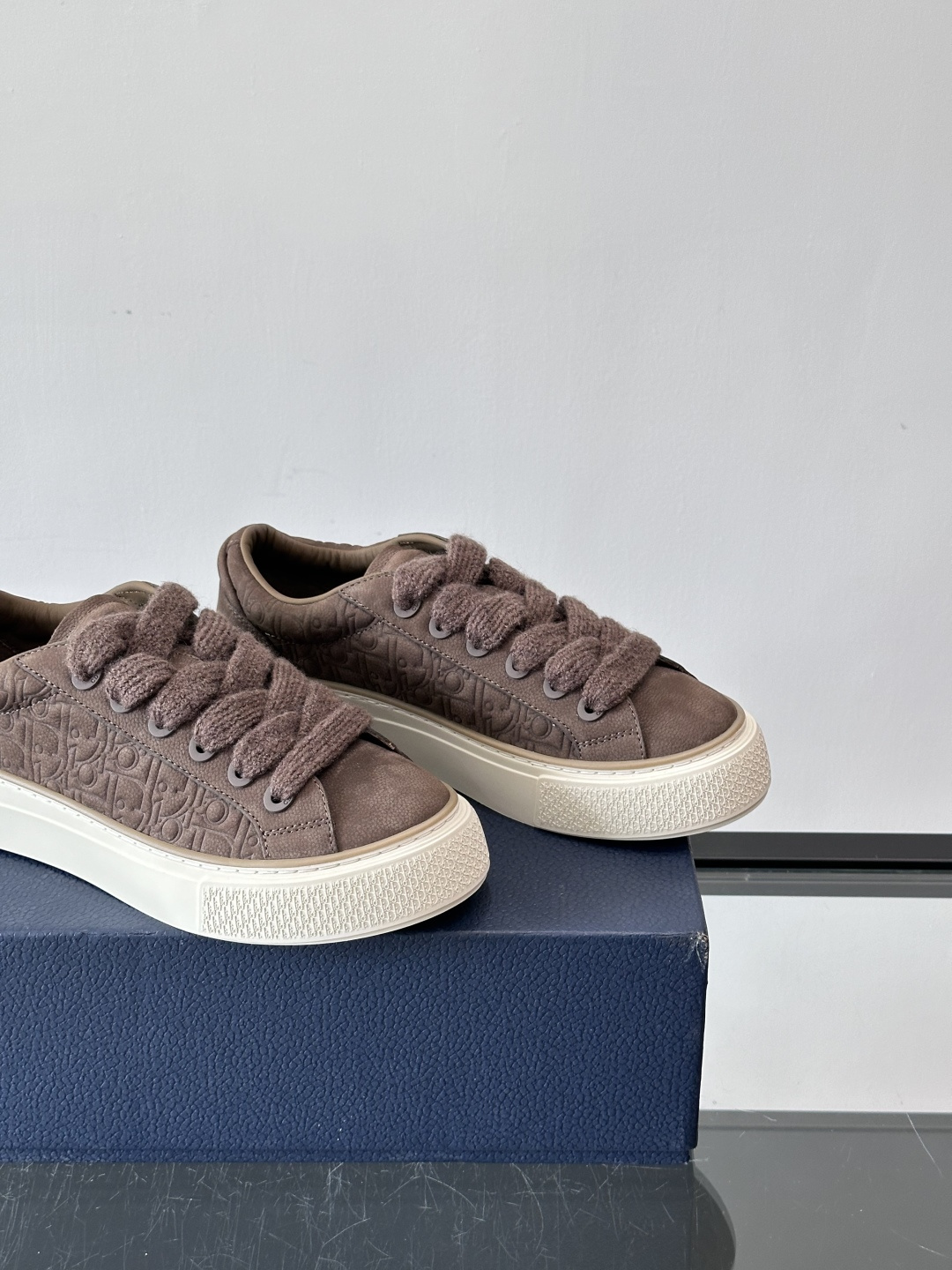 Dio～r 🆕这款 B33 运动鞋全新演绎经典的网球鞋，时尚廓形突显厚重质感。采用牛皮革精心制作，饰以 