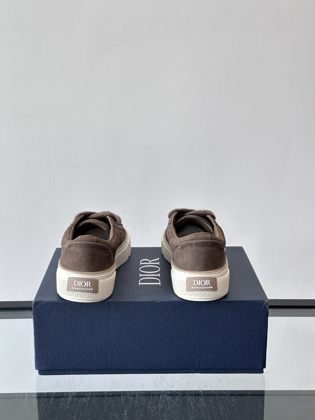 Dio～r 🆕这款 B33 运动鞋全新演绎经典的网球鞋，时尚廓形突显厚重质感。采用牛皮革精心制作，饰以 