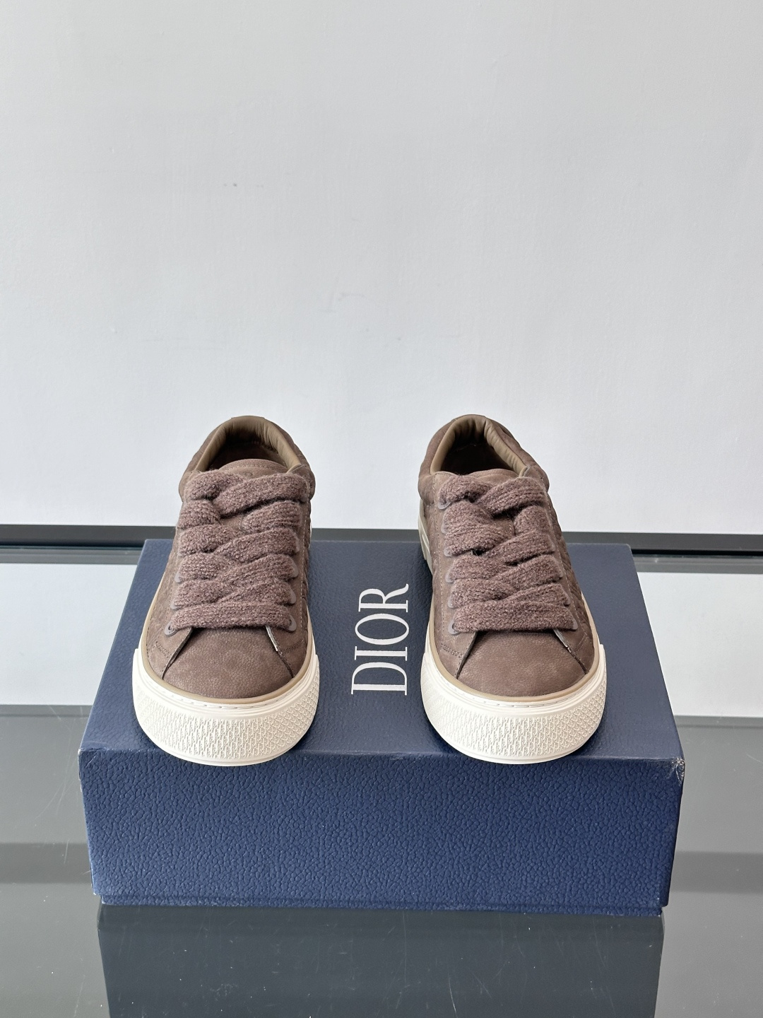 Dio～r 🆕这款 B33 运动鞋全新演绎经典的网球鞋，时尚廓形突显厚重质感。采用牛皮革精心制作，饰以 