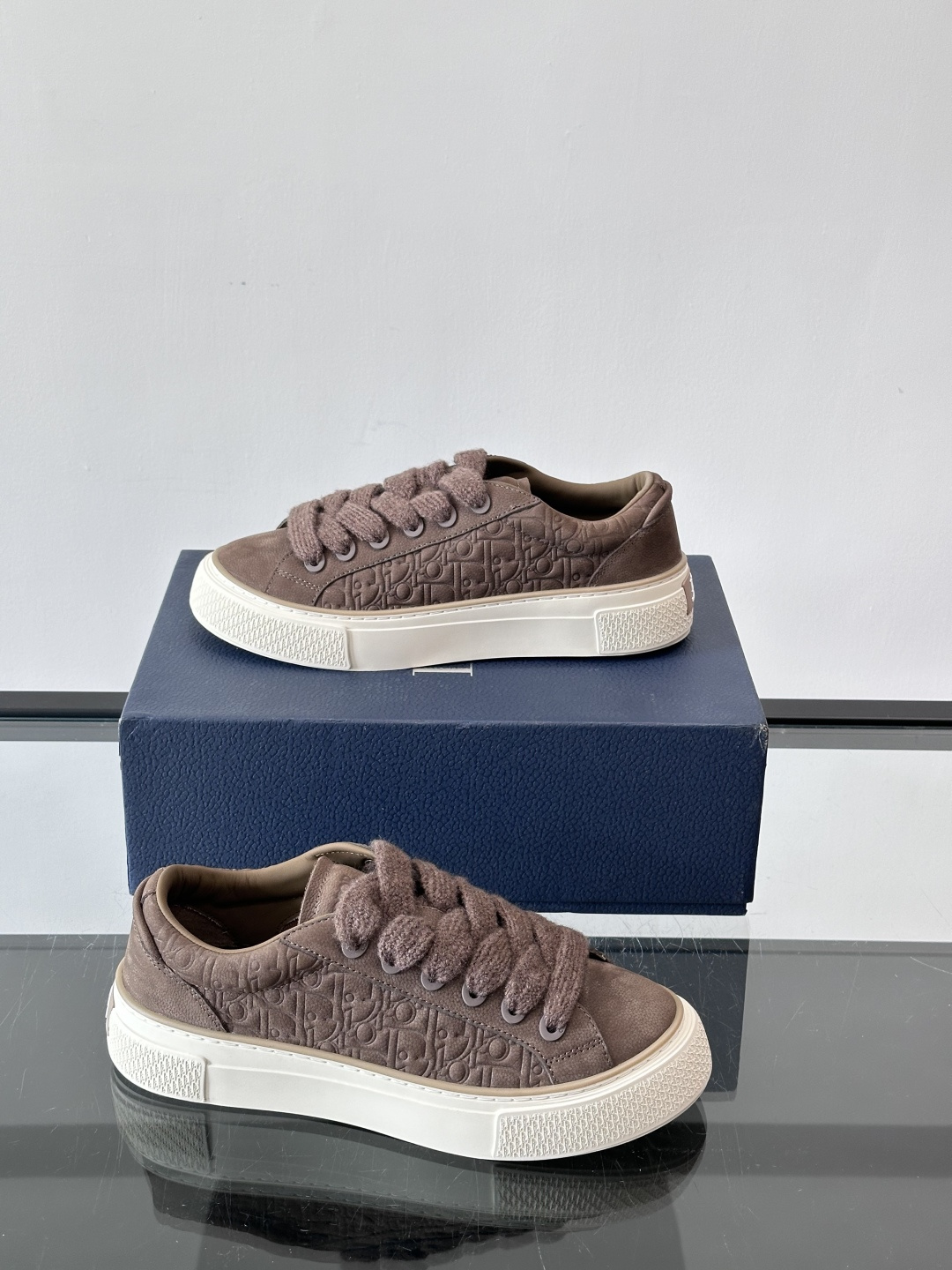 Dio～r 🆕这款 B33 运动鞋全新演绎经典的网球鞋，时尚廓形突显厚重质感。采用牛皮革精心制作，饰以 