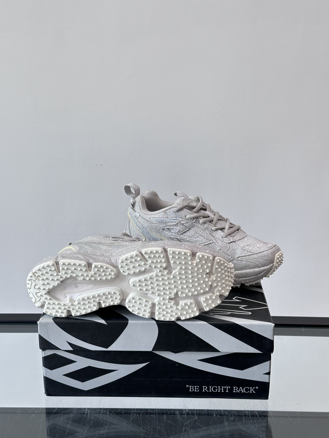 off white 水钻💎老爹鞋情侣款👫圆头系带 箭头图案 低帮 生活休闲鞋 绿色。一款名为“Be Ri