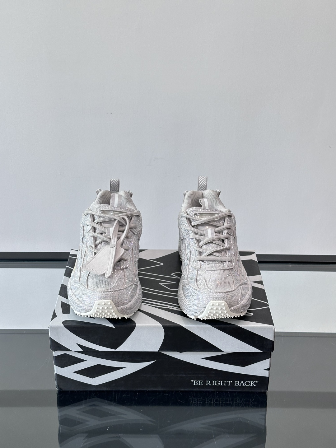 off white 水钻💎老爹鞋情侣款👫圆头系带 箭头图案 低帮 生活休闲鞋 绿色。一款名为“Be Ri