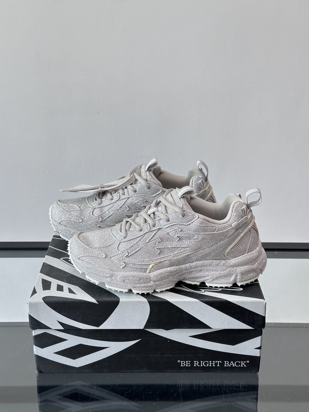 off white 水钻💎老爹鞋情侣款👫圆头系带 箭头图案 低帮 生活休闲鞋 绿色。一款名为“Be Ri