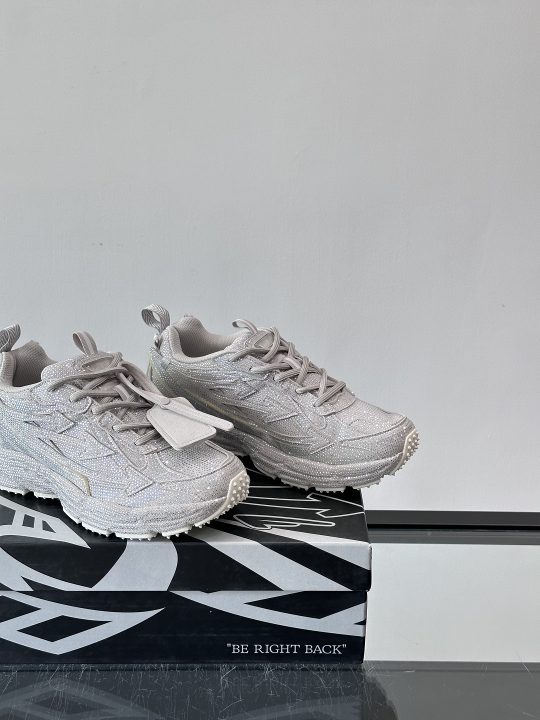 off white 水钻💎老爹鞋情侣款👫圆头系带 箭头图案 低帮 生活休闲鞋 绿色。一款名为“Be Ri