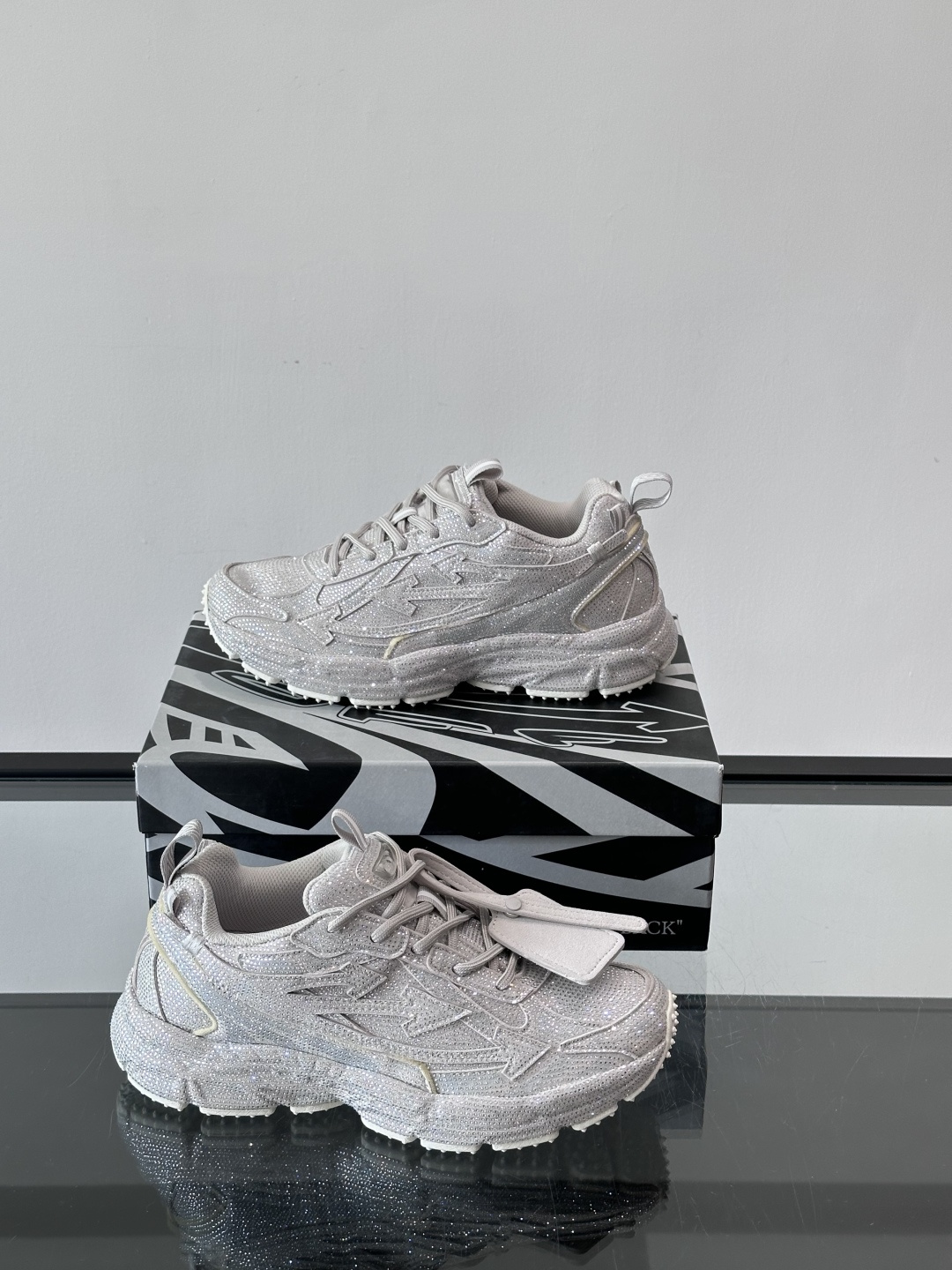 off white 水钻💎老爹鞋情侣款👫圆头系带 箭头图案 低帮 生活休闲鞋 绿色。一款名为“Be Ri