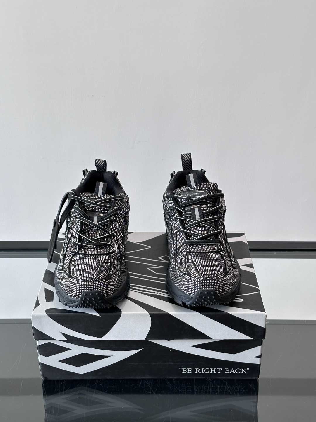 off white 水钻💎老爹鞋情侣款👫圆头系带 箭头图案 低帮 生活休闲鞋 绿色。一款名为“Be Ri