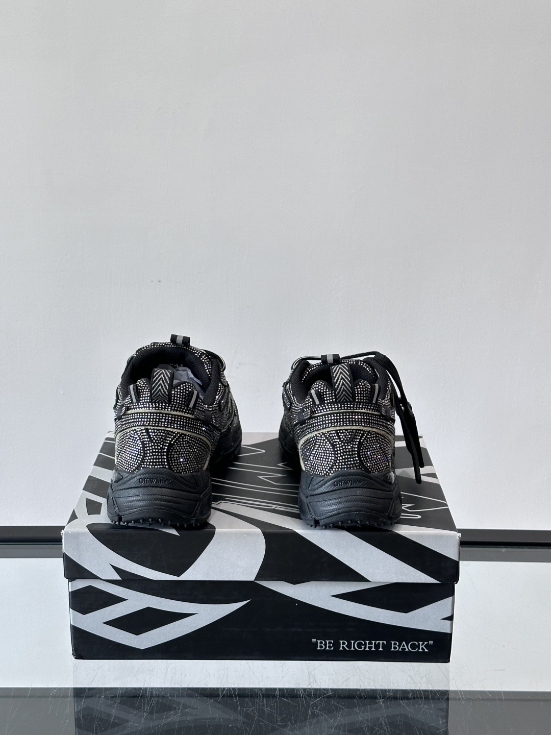 off white 水钻💎老爹鞋情侣款👫圆头系带 箭头图案 低帮 生活休闲鞋 绿色。一款名为“Be Ri