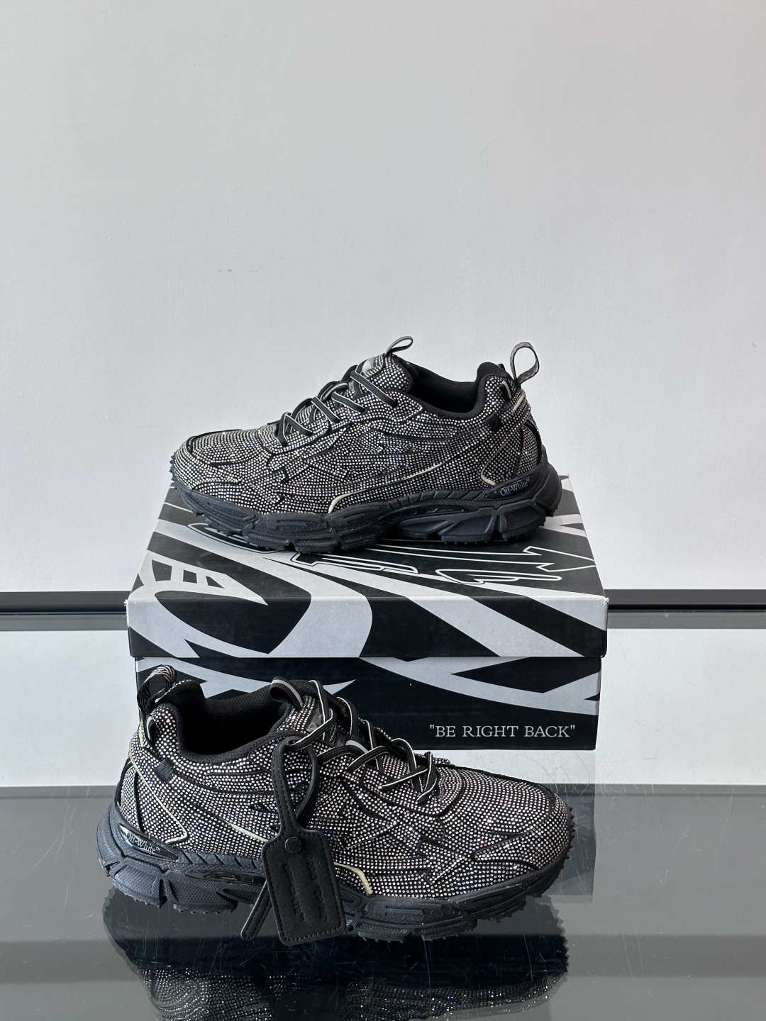 off white 水钻💎老爹鞋情侣款👫圆头系带 箭头图案 低帮 生活休闲鞋 绿色。一款名为“Be Ri