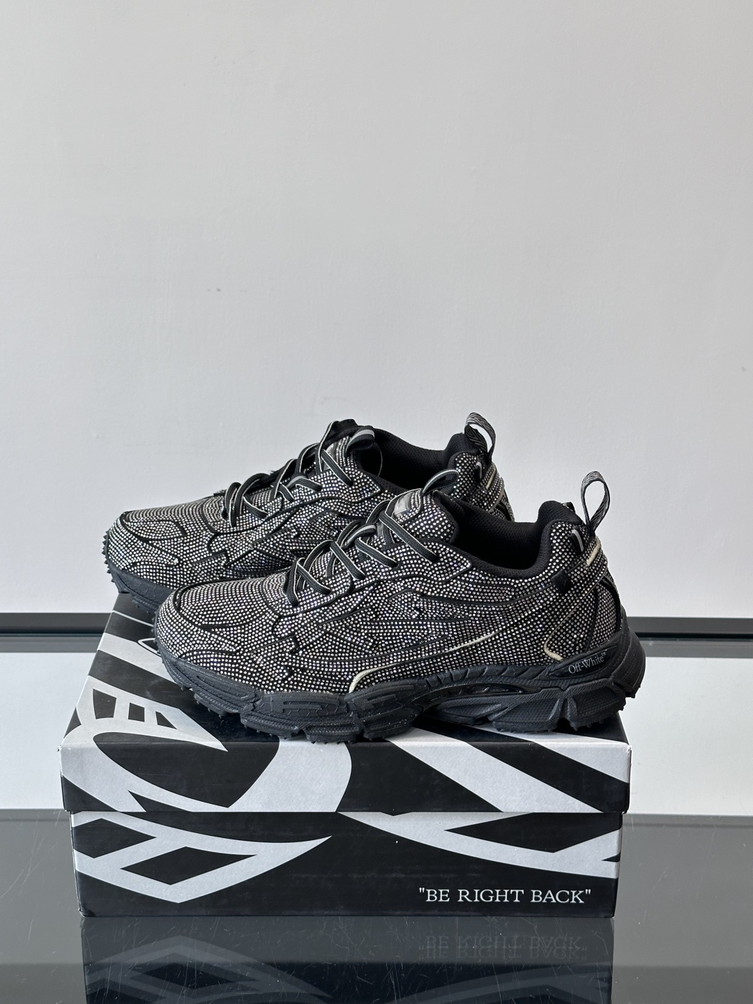 off white 水钻💎老爹鞋情侣款👫圆头系带 箭头图案 低帮 生活休闲鞋 绿色。一款名为“Be Ri