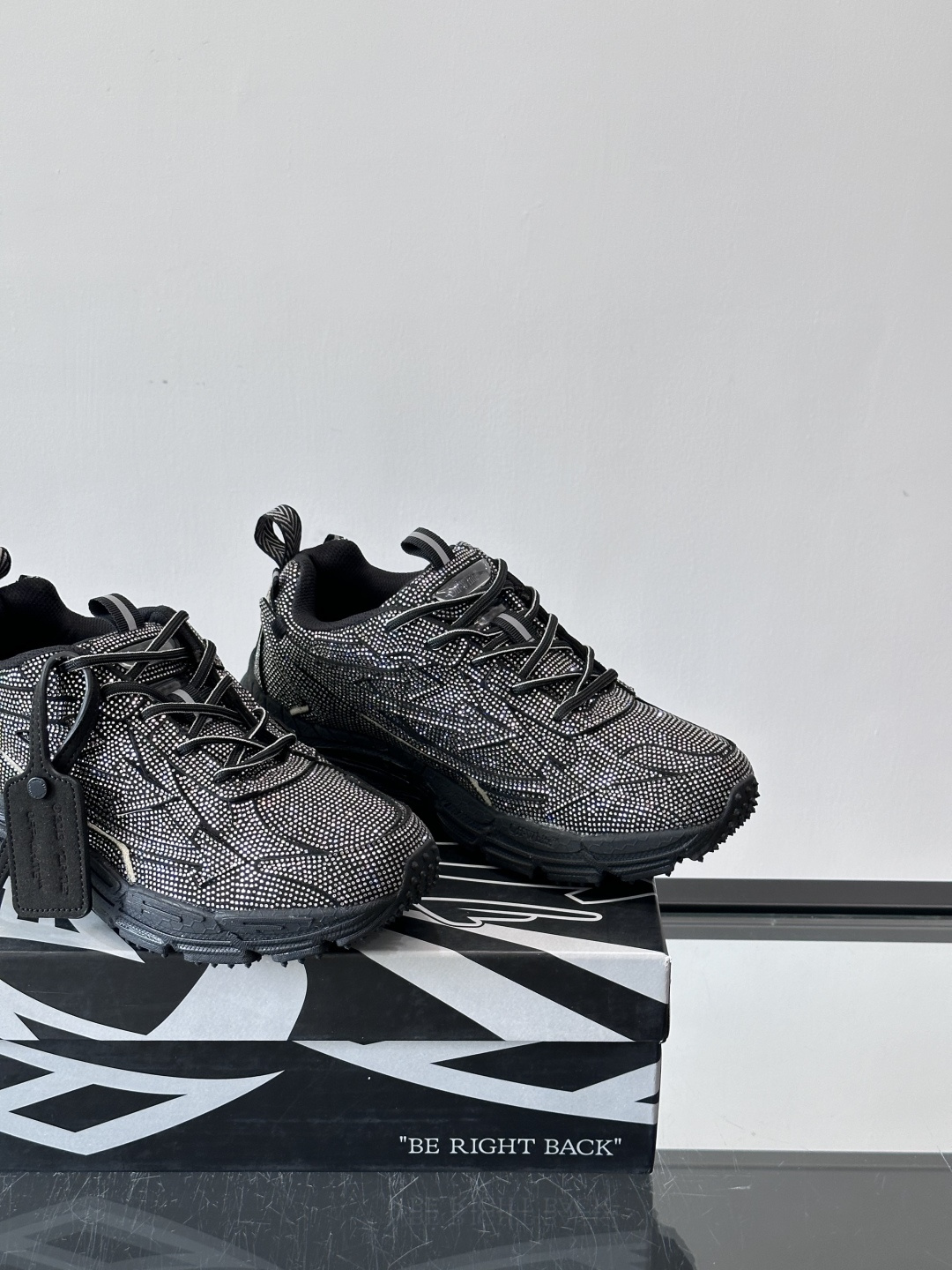 off white 水钻💎老爹鞋情侣款👫圆头系带 箭头图案 低帮 生活休闲鞋 绿色。一款名为“Be Ri