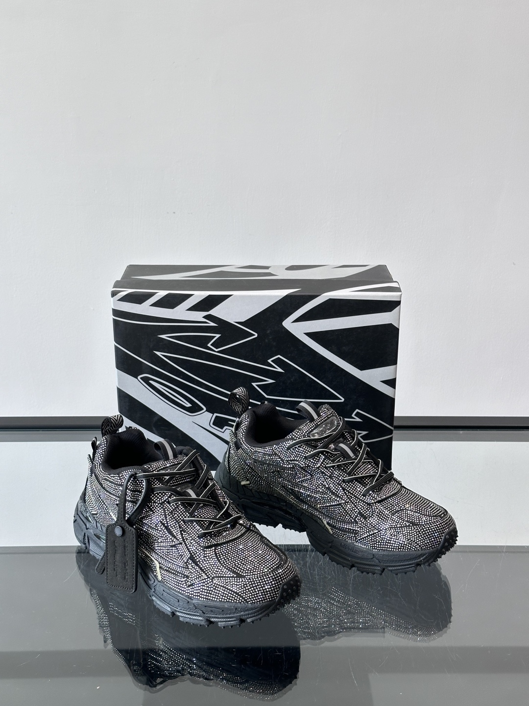 off white 水钻💎老爹鞋情侣款👫圆头系带 箭头图案 低帮 生活休闲鞋 绿色。一款名为“Be Ri