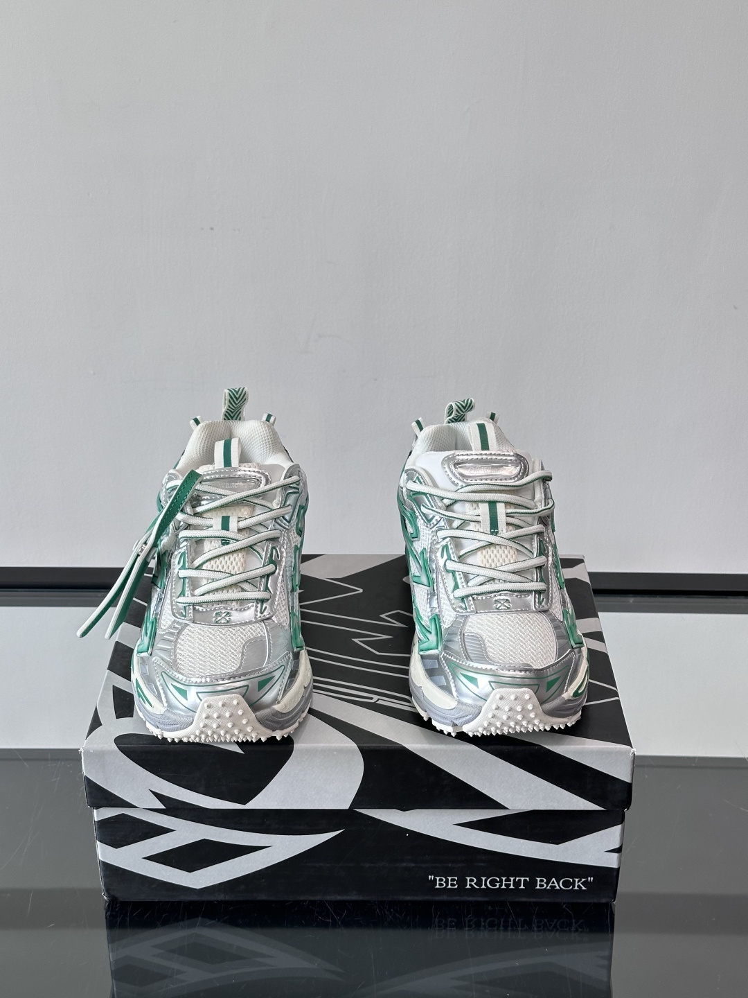 OFF-WHITE Be Right Back 情侣款👫圆头系带 箭头图案 低帮 生活休闲鞋 绿色。一款