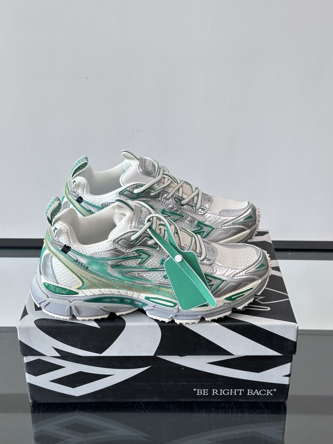 NO:575611,OFF-WHITE Be Right Back Couple Style Round Toe Lace Up Arrow Pattern Low Top Life Casual Shoes Green. A running shoe called 'Be Right Back' sneakers. The design of this sneaker is inspired by Japanese sports aesthetics and craftsmanship, with running performance and principles as the core. ,size36-47,Off casual shoes,off white,sneakers19860909OFF-WHITE Be Right Back 情侣款圆头系带 箭头图案 低帮 生活休闲鞋 绿色. 一款名为“Be Right Back”运动鞋的跑鞋这款运动鞋的设计灵感来自日本的运动美学和工艺,以跑步性能和原则为核心. ,size36-47,Off休闲鞋,off white,sneakers,Men's shoes