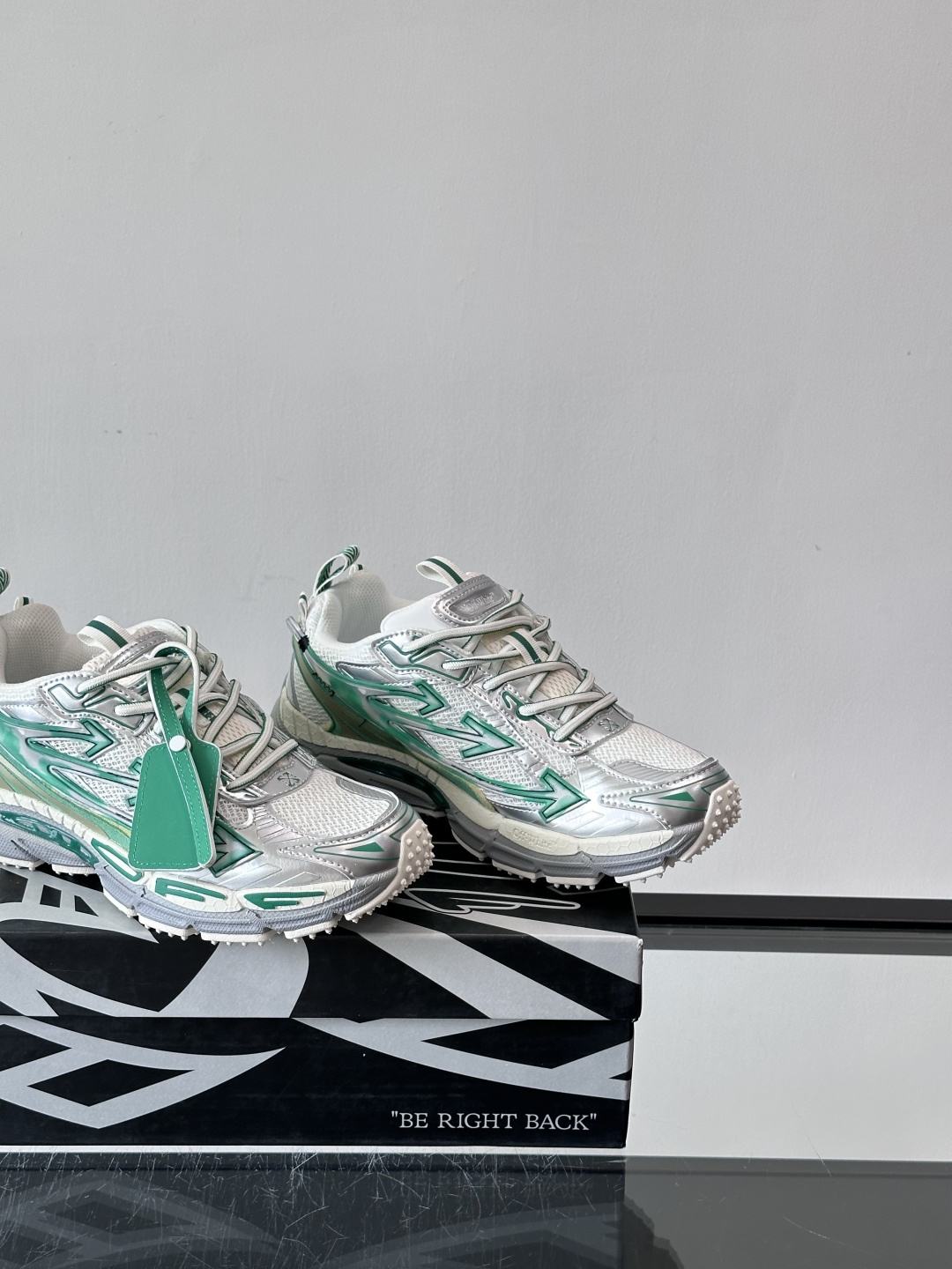 OFF-WHITE Be Right Back 情侣款👫圆头系带 箭头图案 低帮 生活休闲鞋 绿色。一款